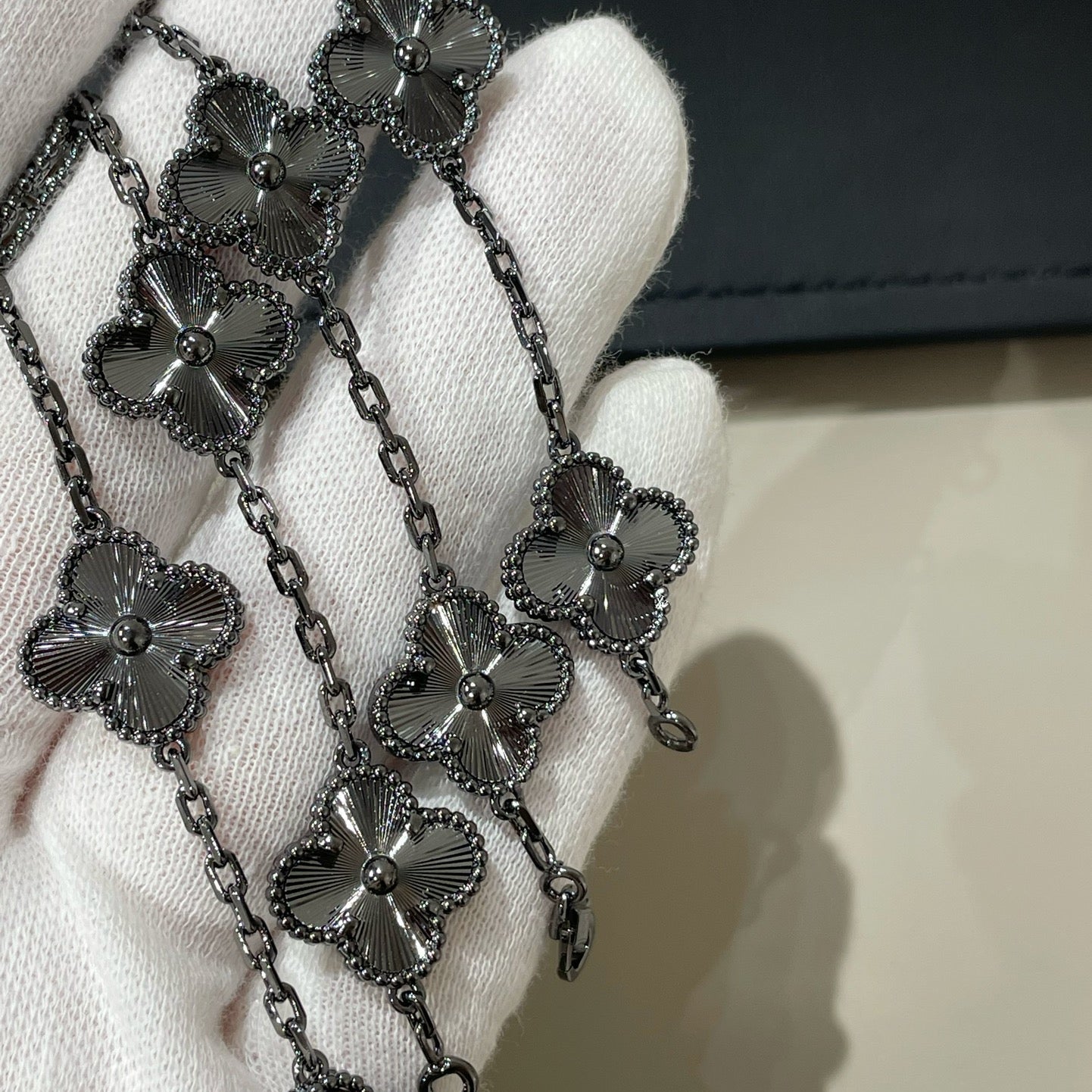 [Luna Brilliance]CLOVER 5 MOTIF BLACK BRACELET