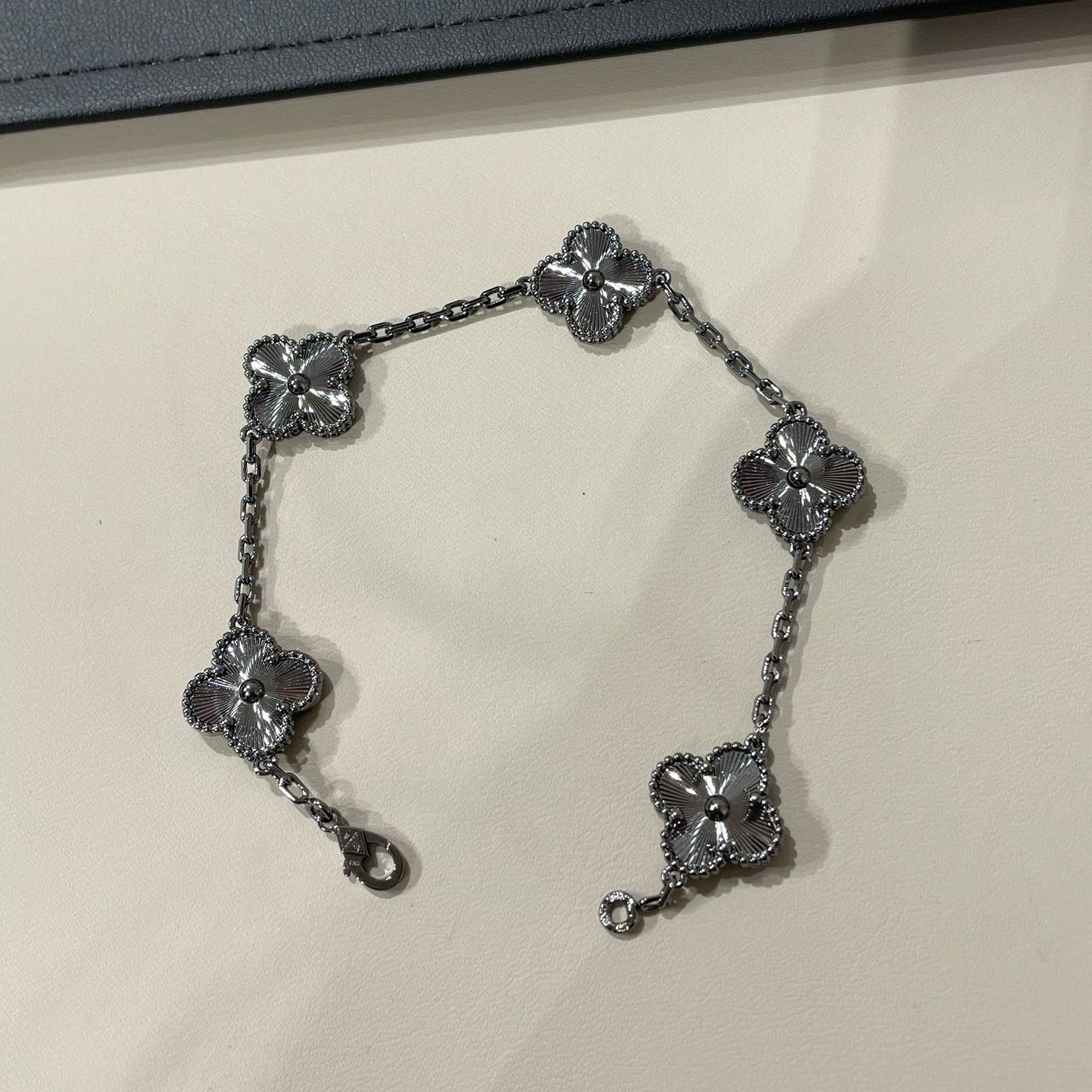 [Luna Brilliance]CLOVER 5 MOTIF BLACK BRACELET