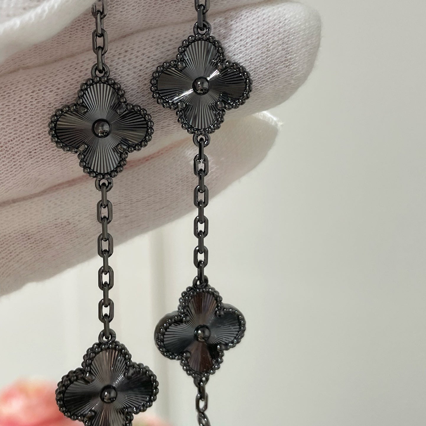 [Luna Brilliance]CLOVER 5 MOTIF BLACK BRACELET