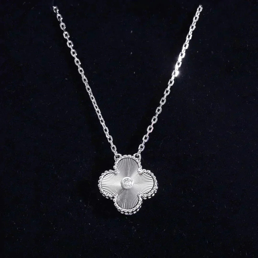 [Luna Brilliance]CLOVER  15MM DIAMOND LASER NECKLACE SILVER