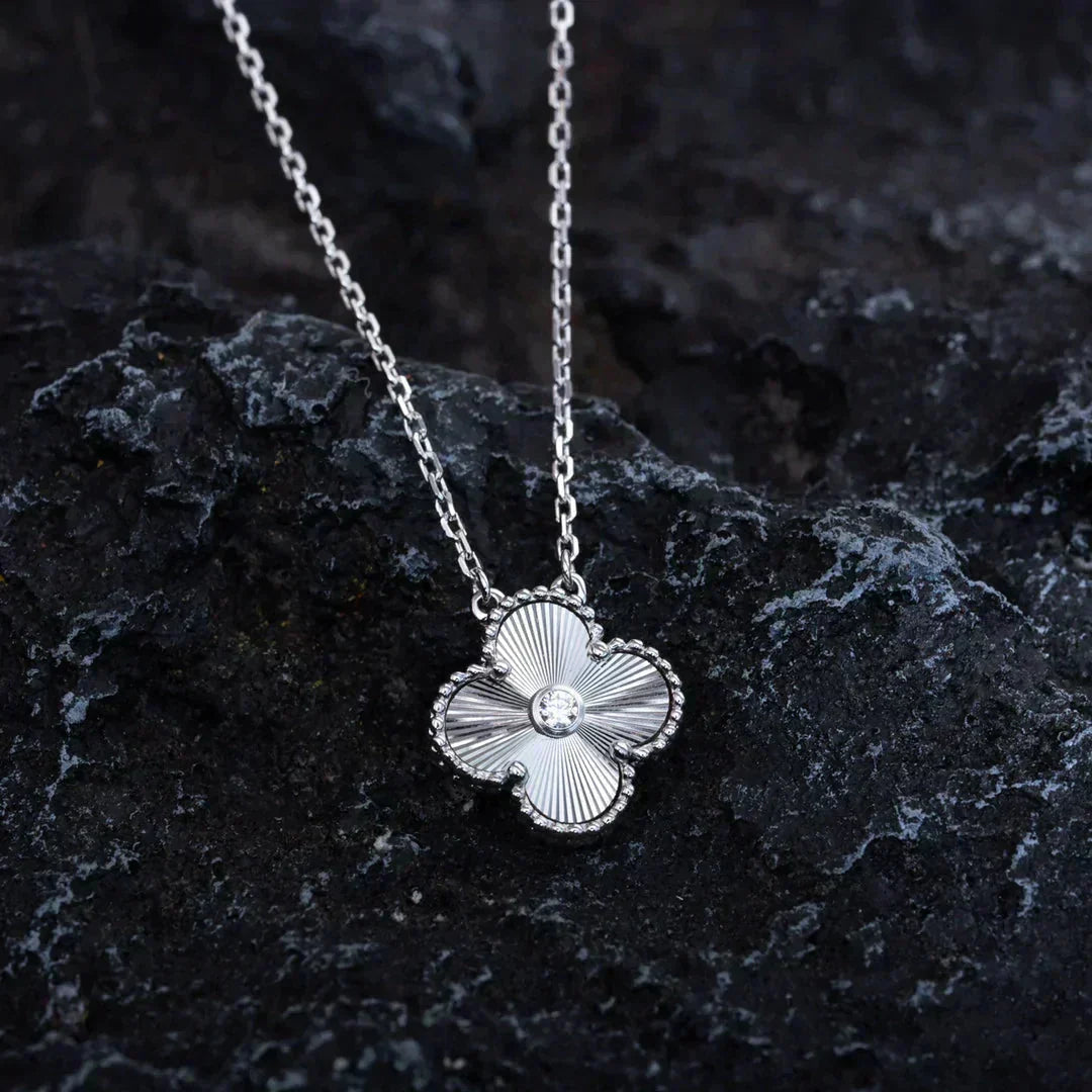 [Luna Brilliance]CLOVER  15MM DIAMOND LASER NECKLACE SILVER