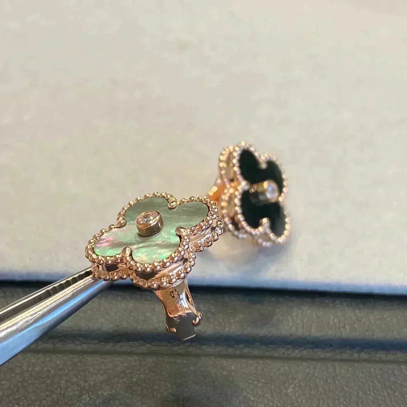 [Luna Brilliance]CLOVER MEDIUM 1 MOTIFS GRAY MOP  DIAMOND EARRINGS