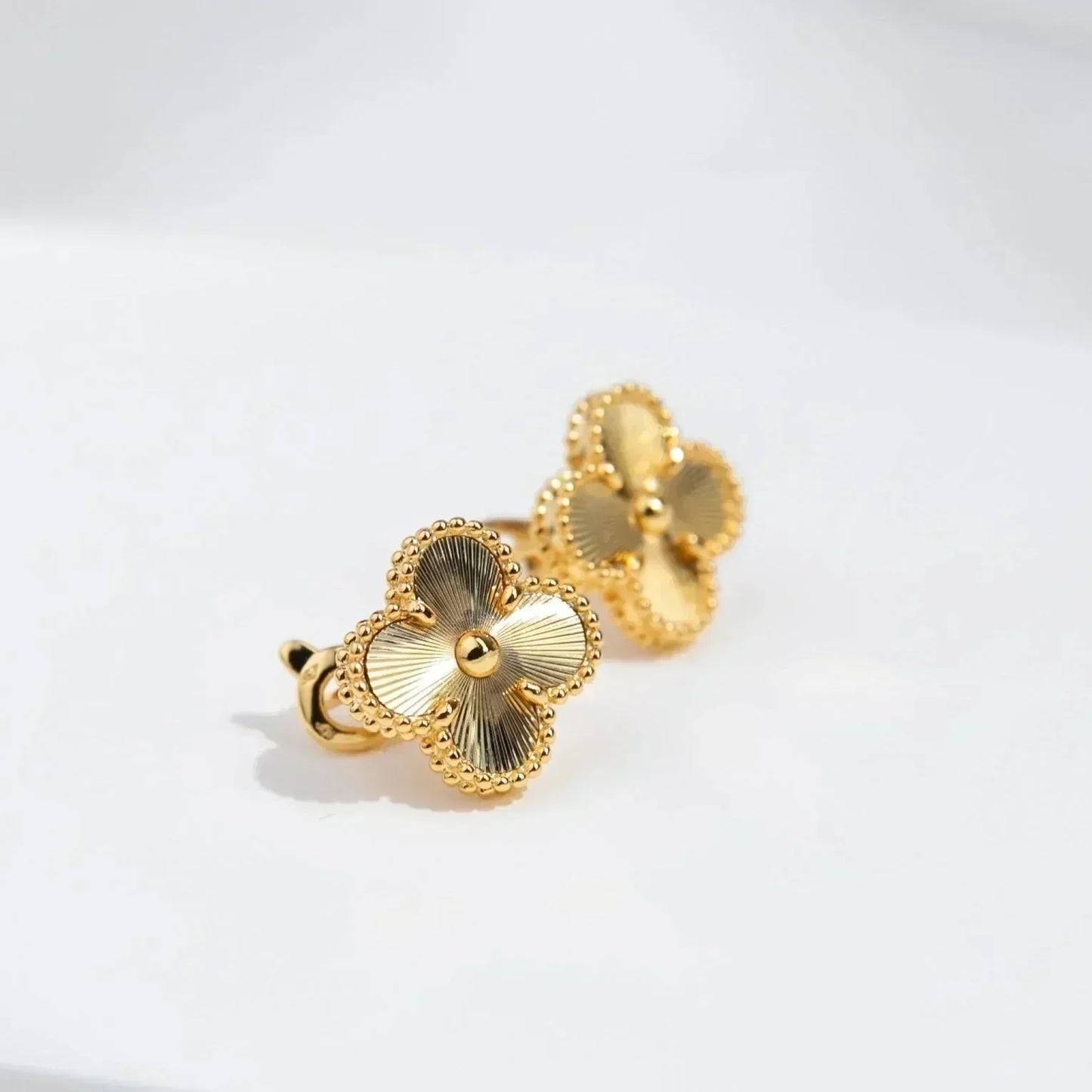 [Luna Brilliance]CLOVER MEDIUM 1 MOTIFS LASER EARRINGS