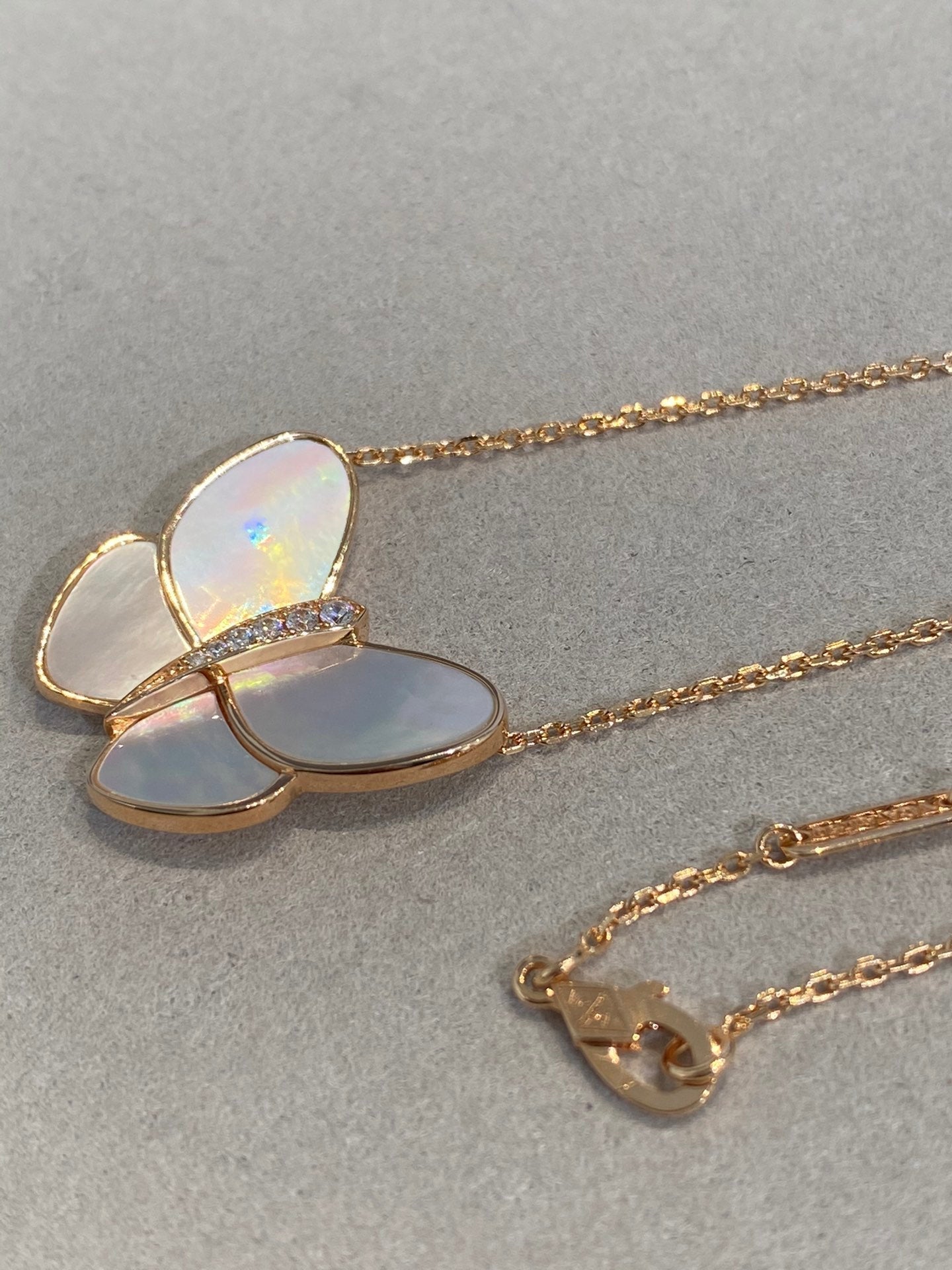 [Luna Brilliance]BUTTERFLY GOLD MOP DIAMOND NECKLACE