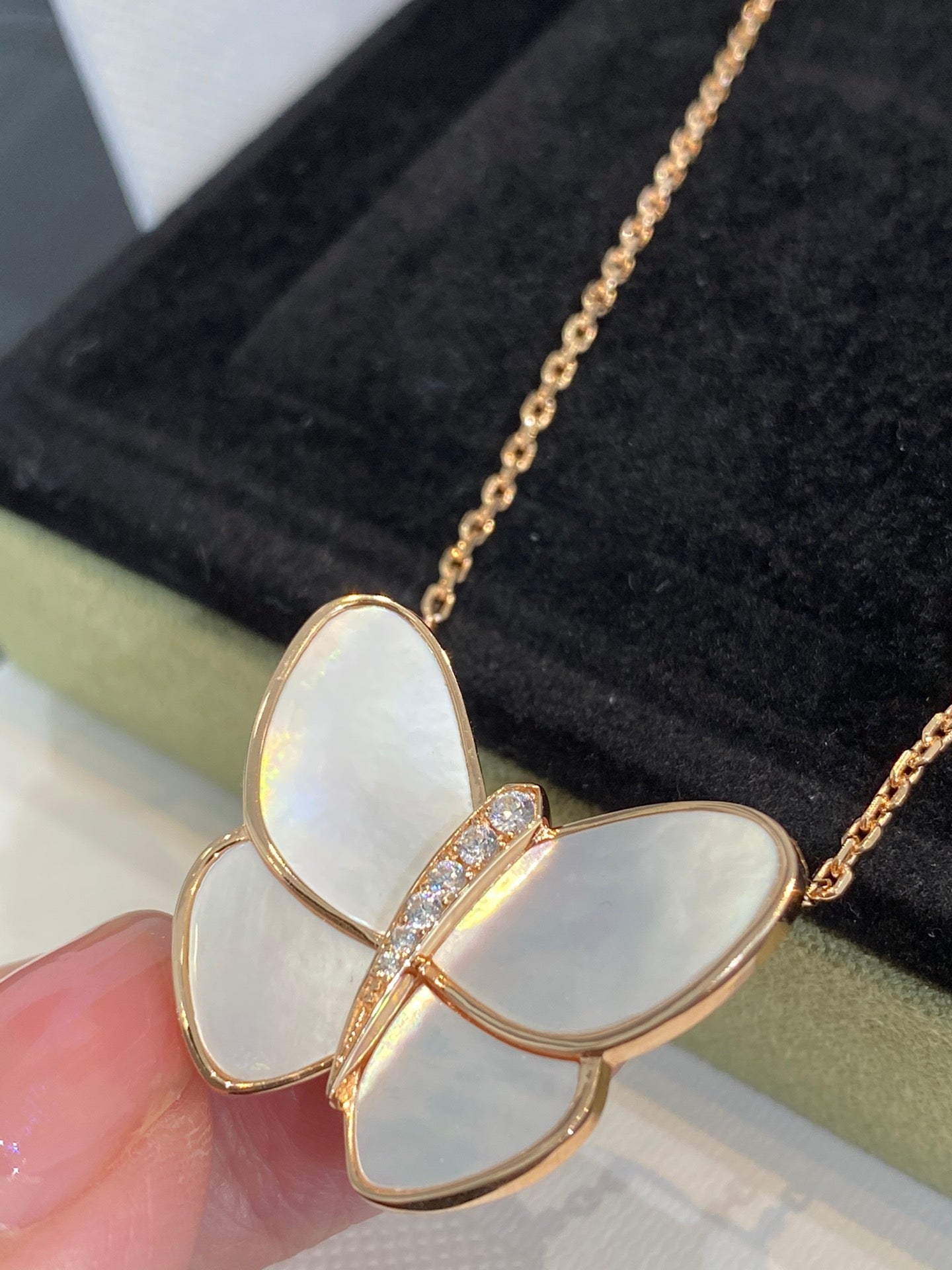 [Luna Brilliance]BUTTERFLY GOLD MOP DIAMOND NECKLACE