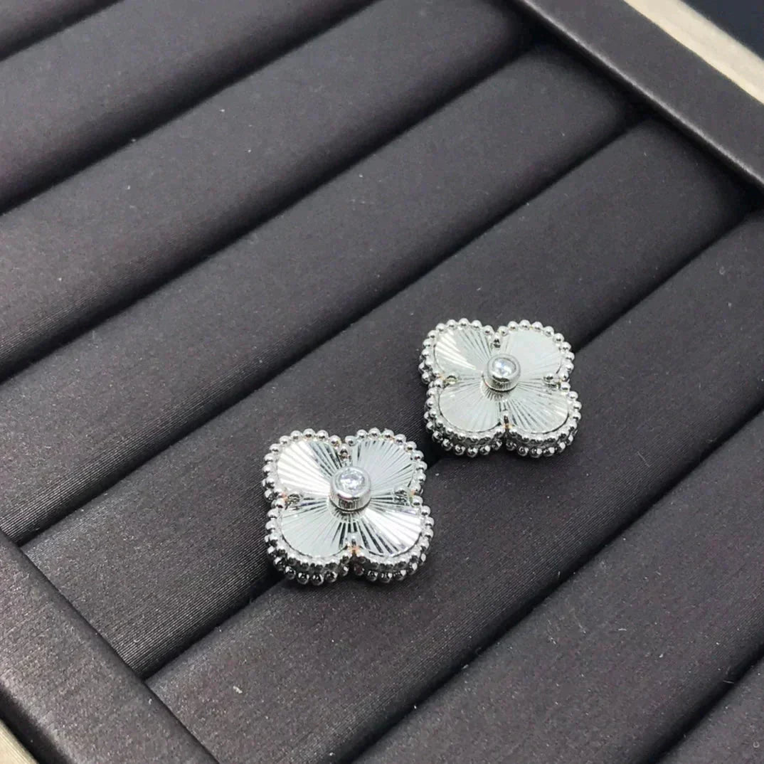 [Luna Brilliance]CLOVER MINI 9.5MM LASER EARRINGS
