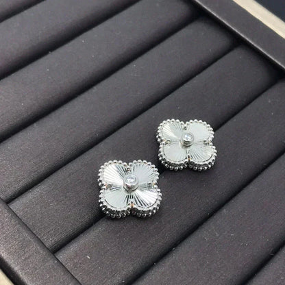 [Luna Brilliance]CLOVER MINI 9.5MM LASER EARRINGS