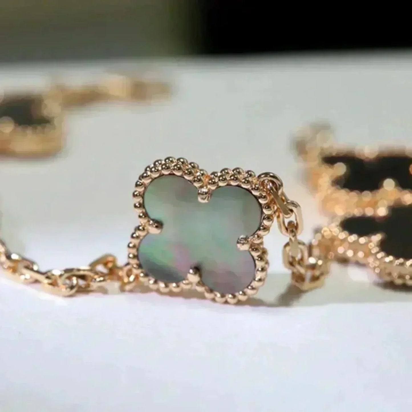 [Luna Brilliance]CLOVER 5 MOTIF GRAY MOP  BRACELET