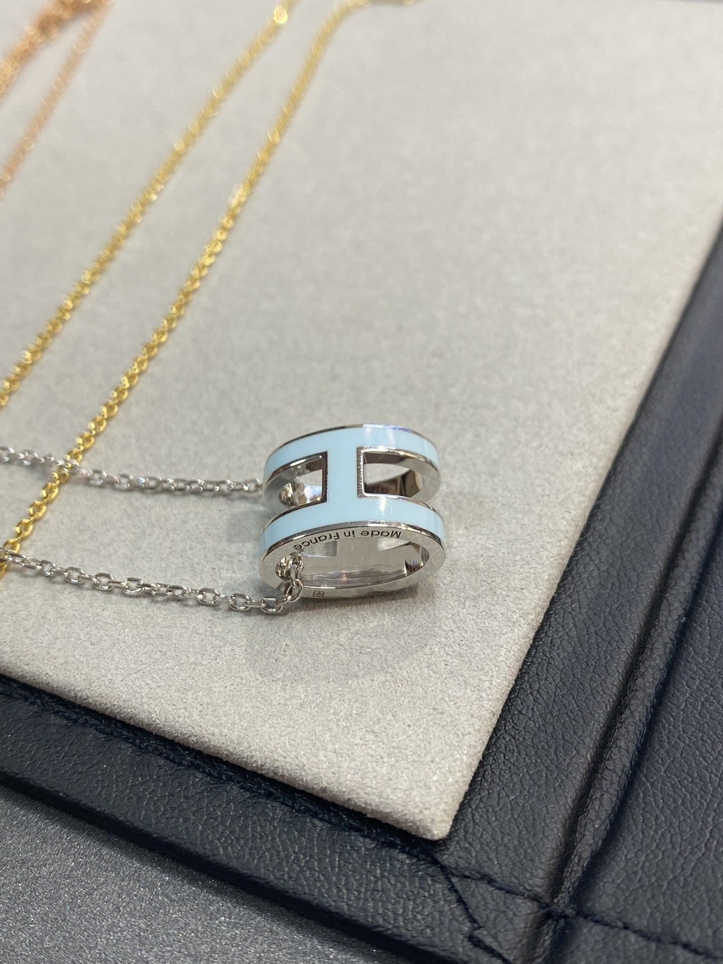[Luna Brilliance]POP H LIGHT BLUE NECKLACE