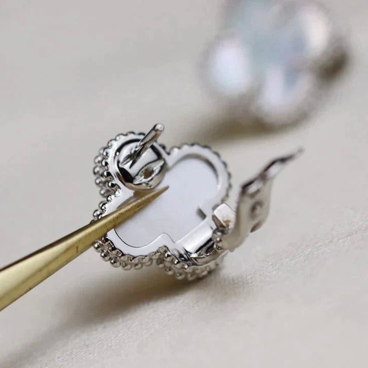 [Luna Brilliance]CLOVER MEDIUM 1 MOTIFS  WHITE MOP EARRINGS SILVER