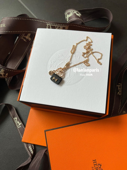 [Luna Brilliance]CONSTANCE BLACK PEDANT PINK GOLD NECKLACE
