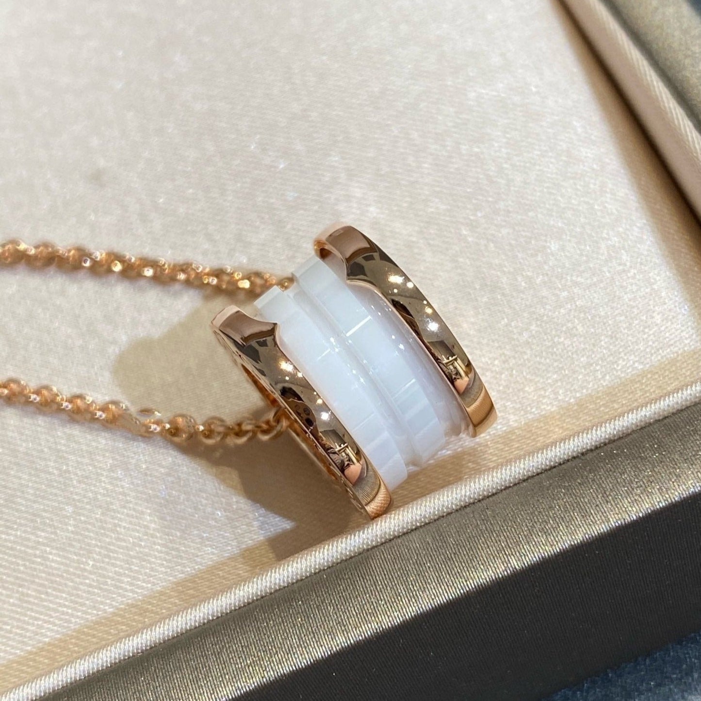 [Luna Brilliance]ZERO 1 WHITE CERAMIC PINK GOLD NECKLACE