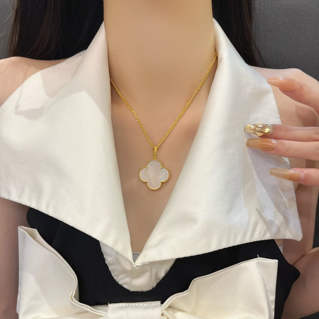 [Luna Brilliance]CLOVER 25MM MOP LARGE PENDANT NECKLACE