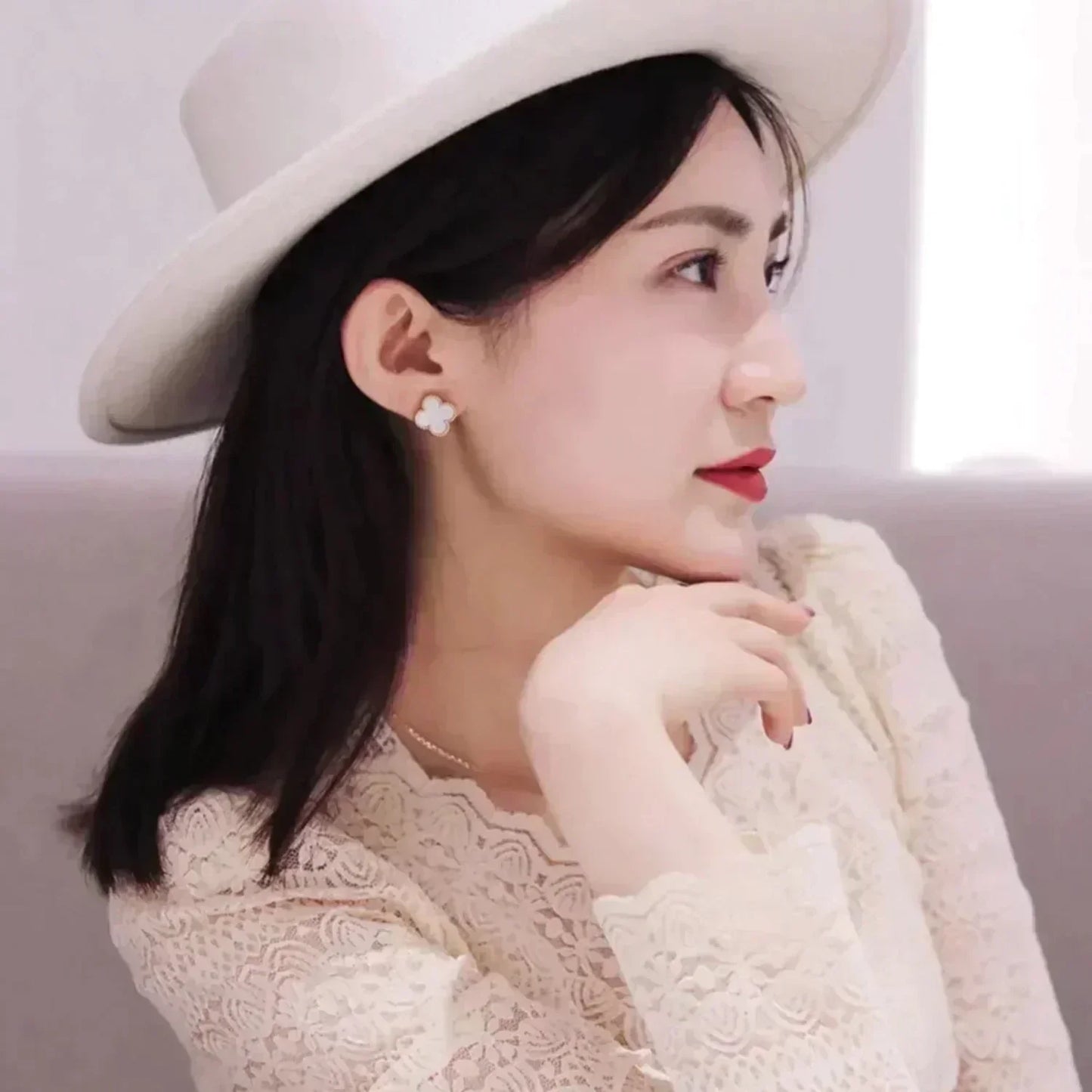 [Luna Brilliance]CLOVER MEDIUM 1 MOTIFS  WHITE MOP STUD EARRINGS