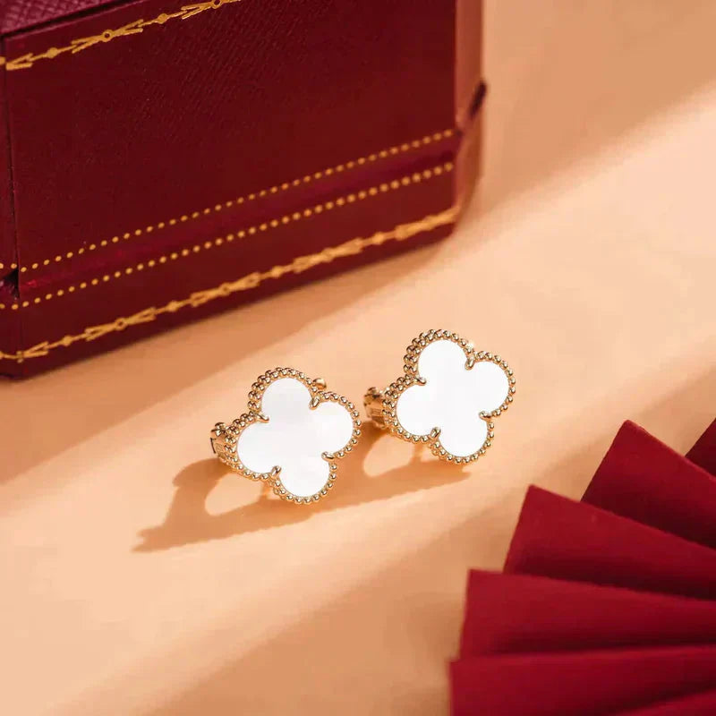 [Luna Brilliance]CLOVER MEDIUM 1 MOTIFS  WHITE MOP STUD EARRINGS