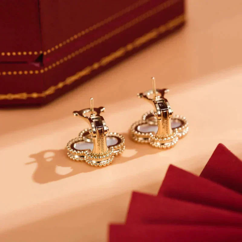 [Luna Brilliance]CLOVER MEDIUM 1 MOTIFS  WHITE MOP STUD EARRINGS