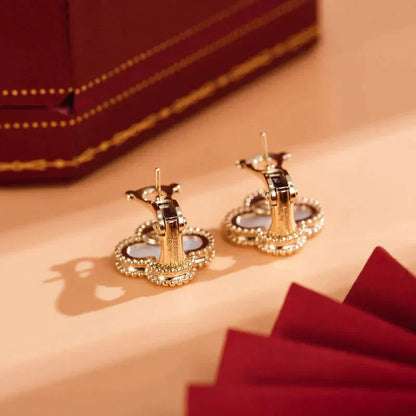 [Luna Brilliance]CLOVER MEDIUM 1 MOTIFS  WHITE MOP STUD EARRINGS