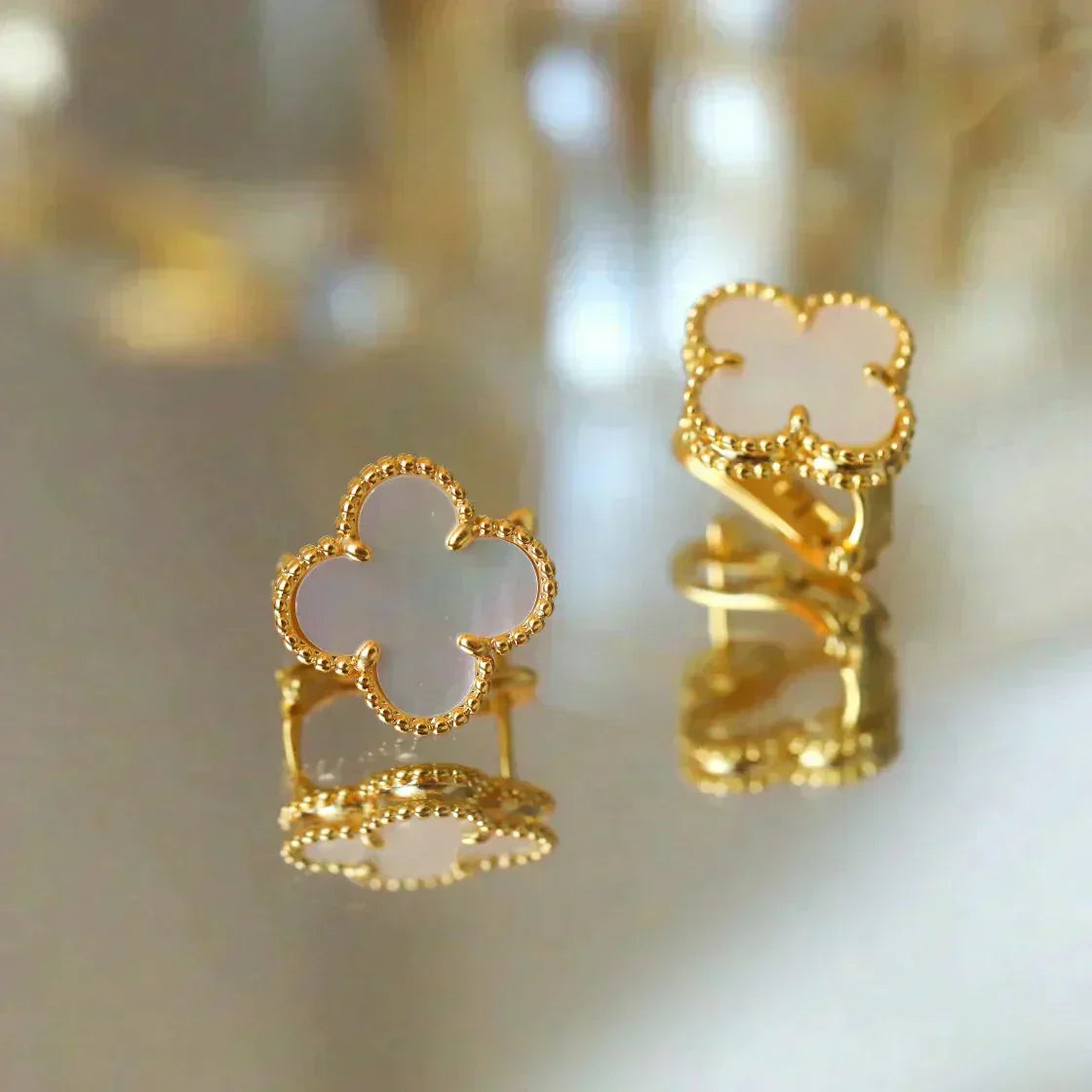 [Luna Brilliance]CLOVER MEDIUM 1 MOTIFS  WHITE MOP STUD EARRINGS