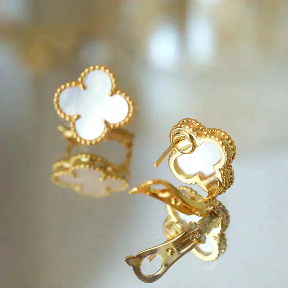 [Luna Brilliance]CLOVER MEDIUM 1 MOTIFS  WHITE MOP STUD EARRINGS