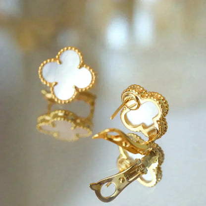 [Luna Brilliance]CLOVER MEDIUM 1 MOTIFS  WHITE MOP STUD EARRINGS