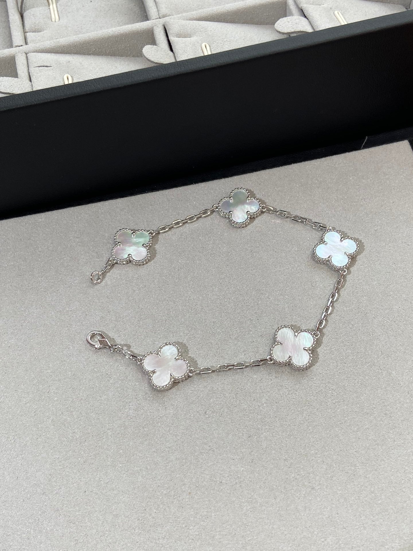 [Luna Brilliance]CLOVER SILVER MOP 5 MOTIF BRACELET