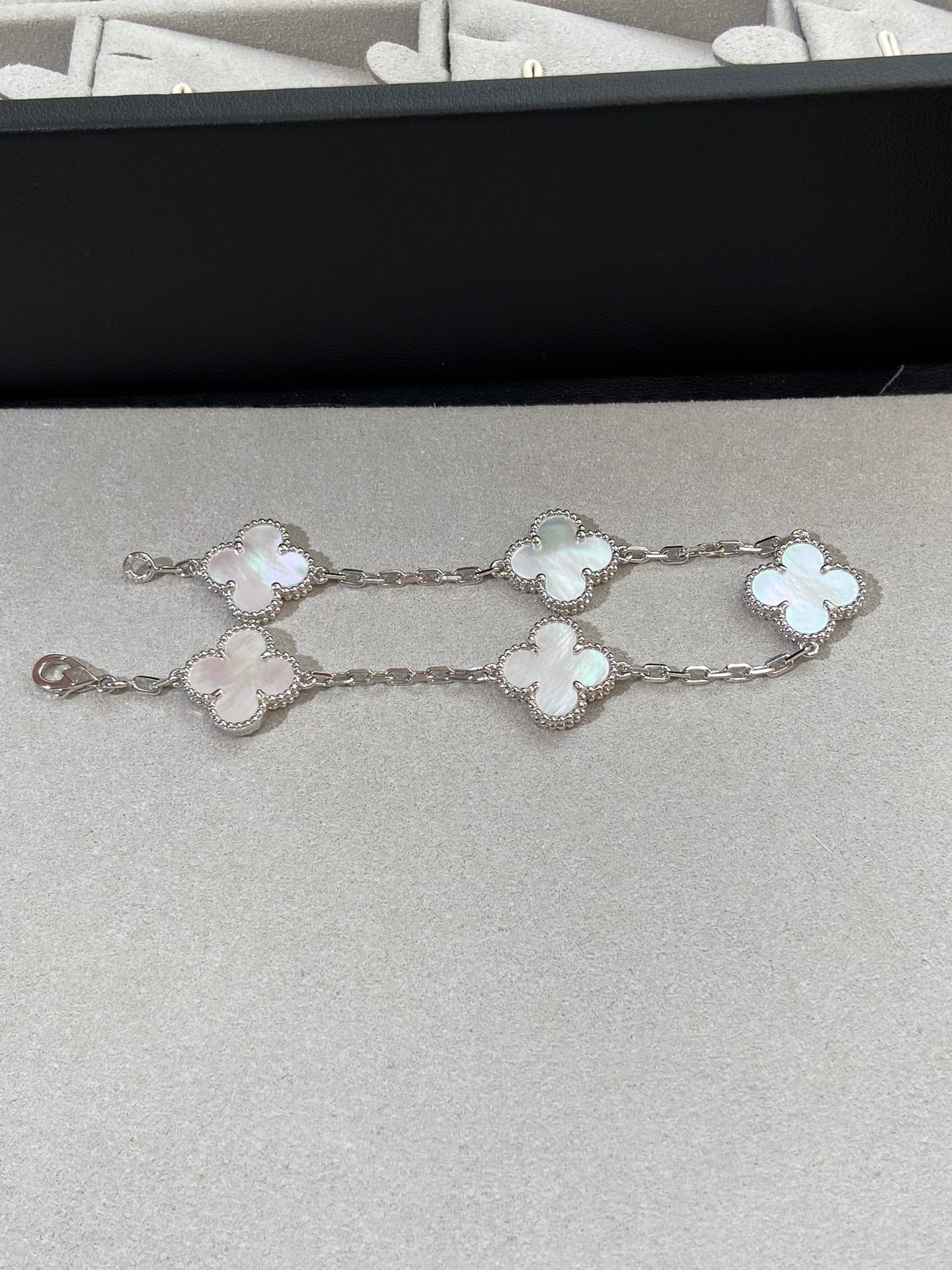 [Luna Brilliance]CLOVER SILVER MOP 5 MOTIF BRACELET