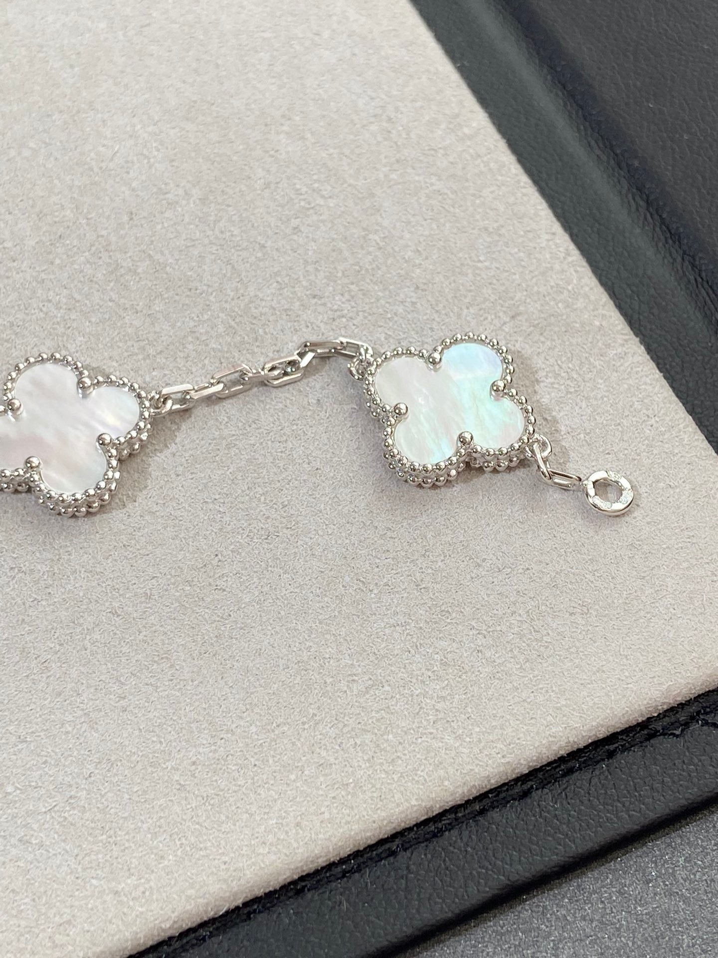 [Luna Brilliance]CLOVER SILVER MOP 5 MOTIF BRACELET