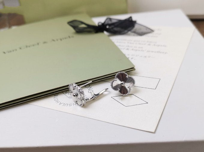 [Luna Brilliance]CLOVER MEDIUM STUD EARRINGS