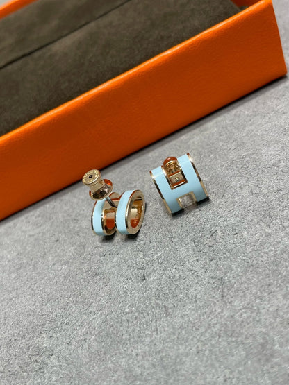[Luna Brilliance]POP H SKY BLUE STUD EARRINGS