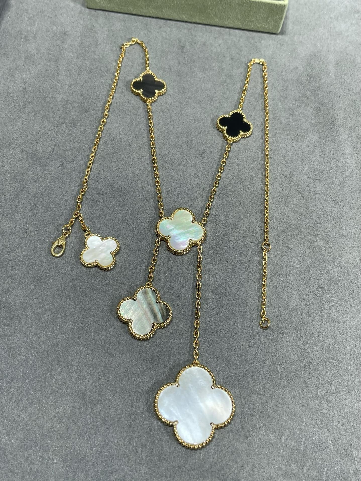 [Luna Brilliance]CLOVER 6 MOTIF MOP ONYX GOLD NECKLACE