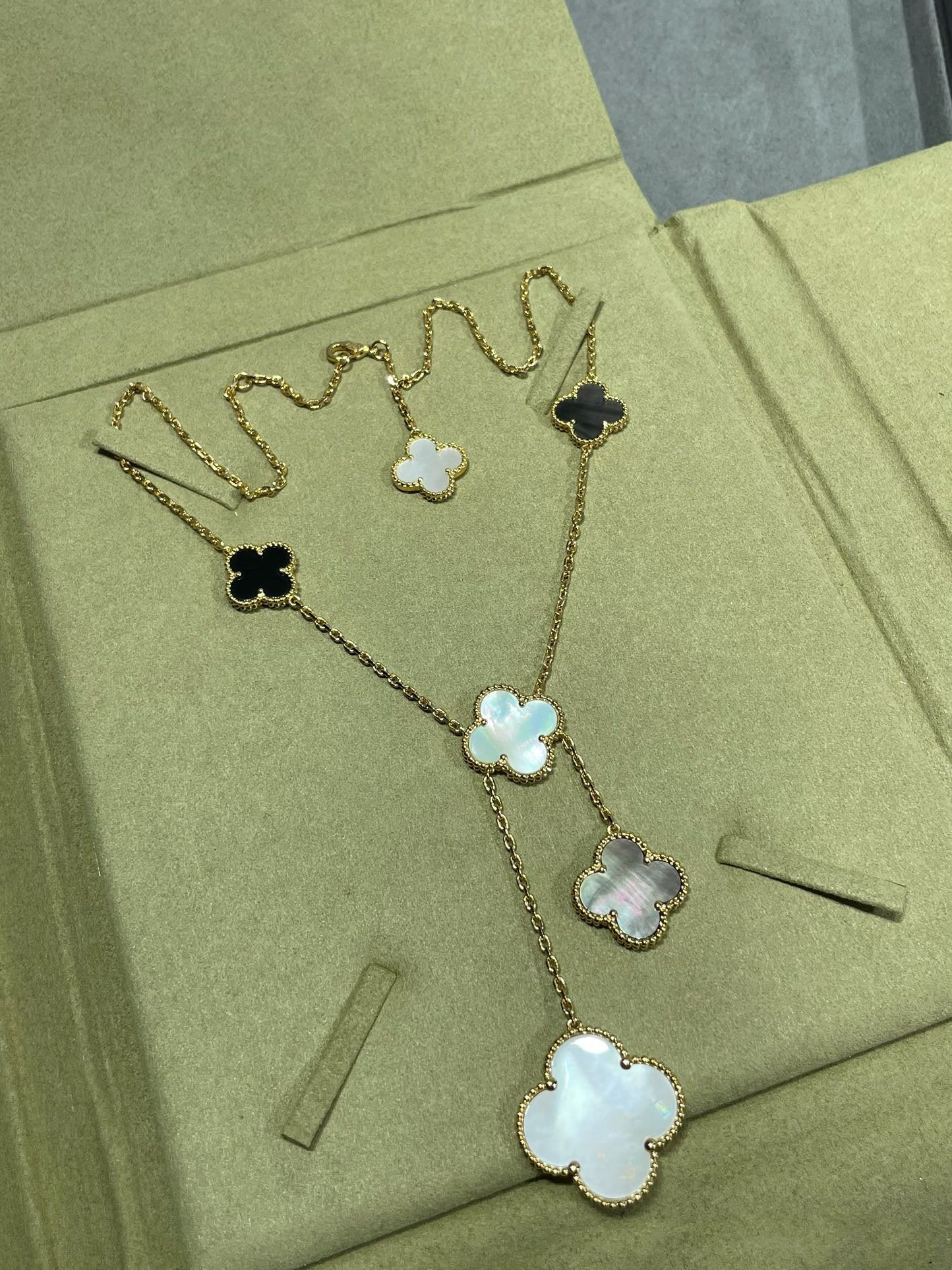 [Luna Brilliance]CLOVER 6 MOTIF MOP ONYX GOLD NECKLACE