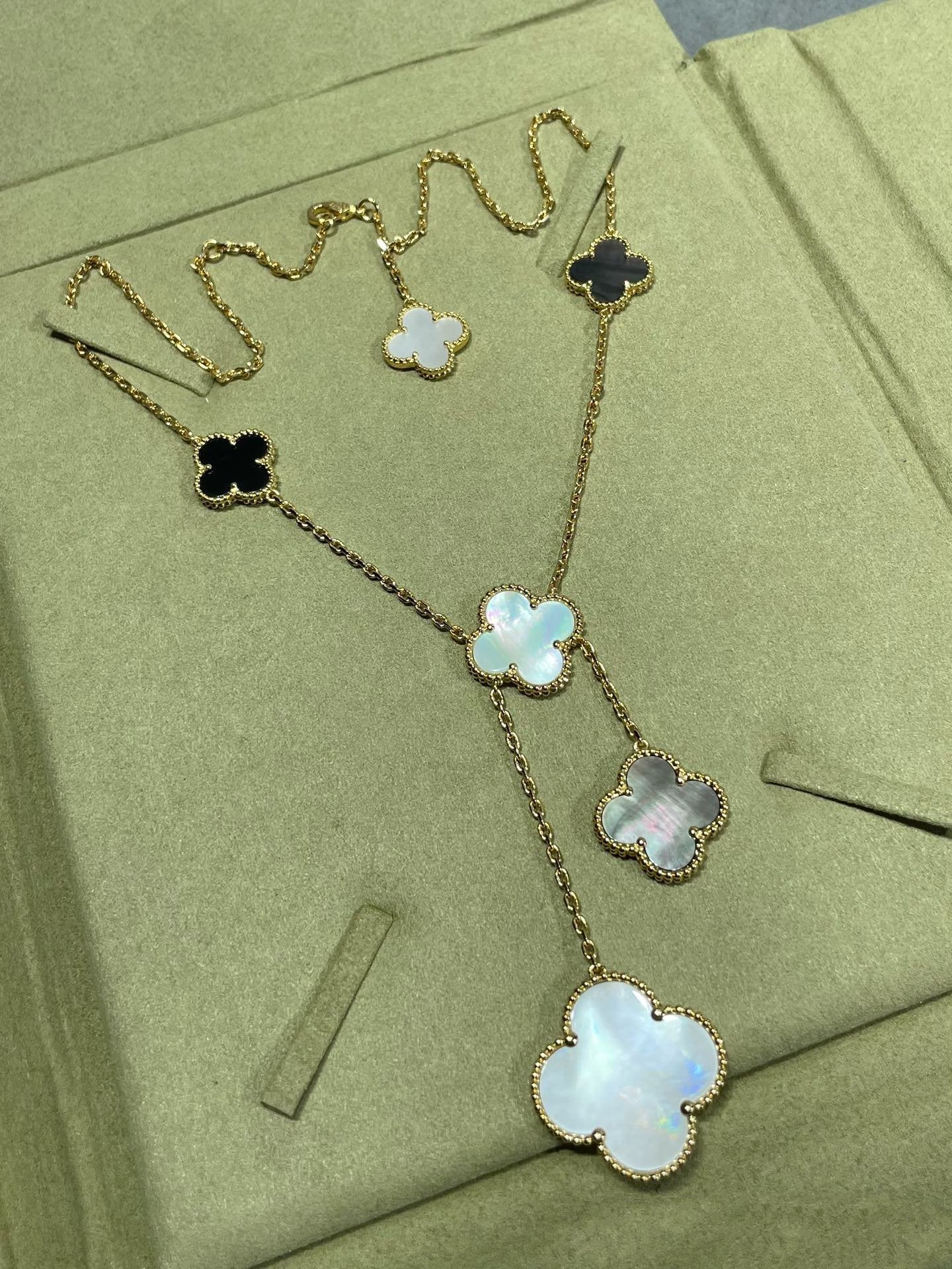 [Luna Brilliance]CLOVER 6 MOTIF MOP ONYX GOLD NECKLACE