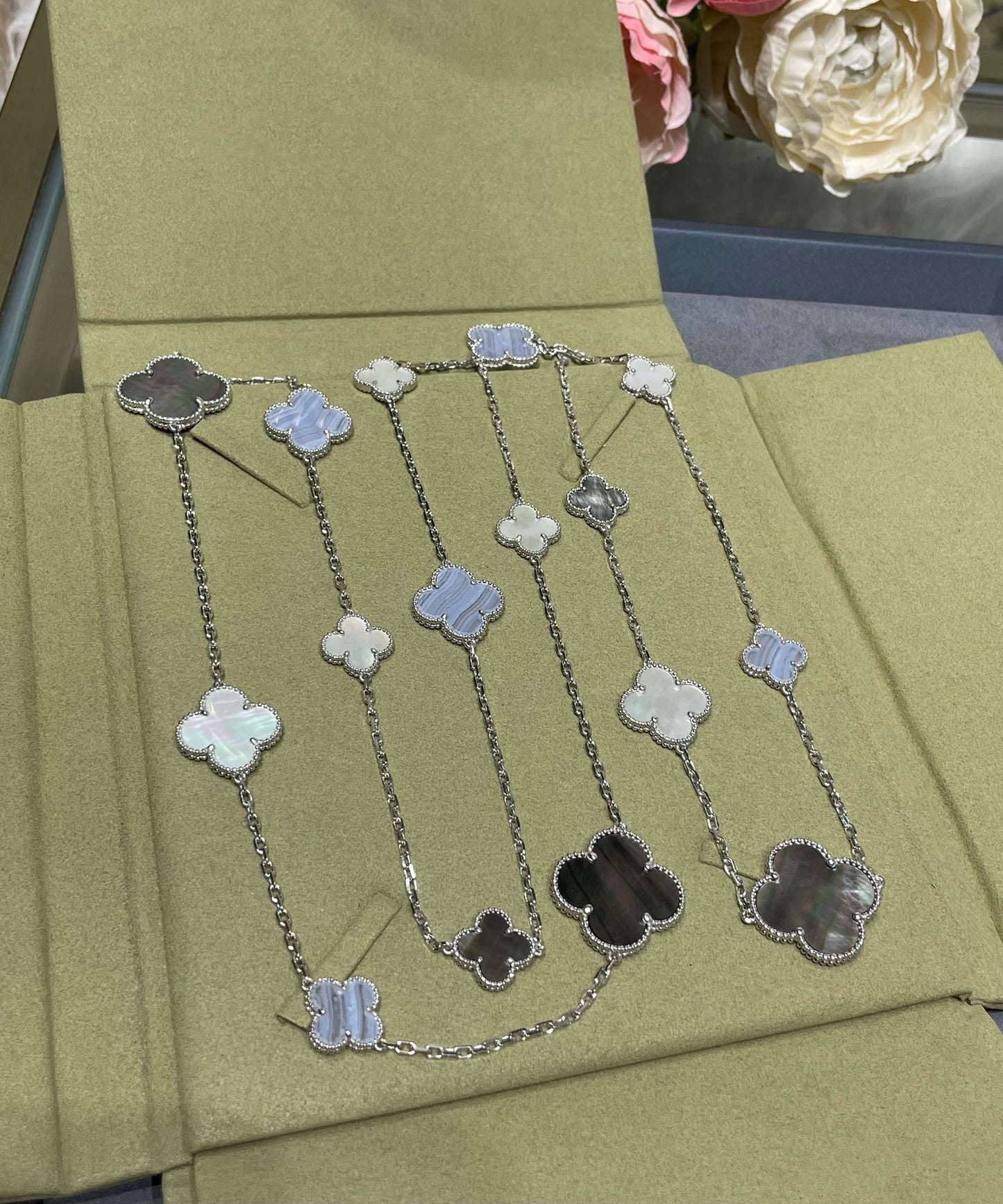 [Luna Brilliance]CLOVER 16 MOTIF CHALCEDONY MOP SILVER NECKLACE