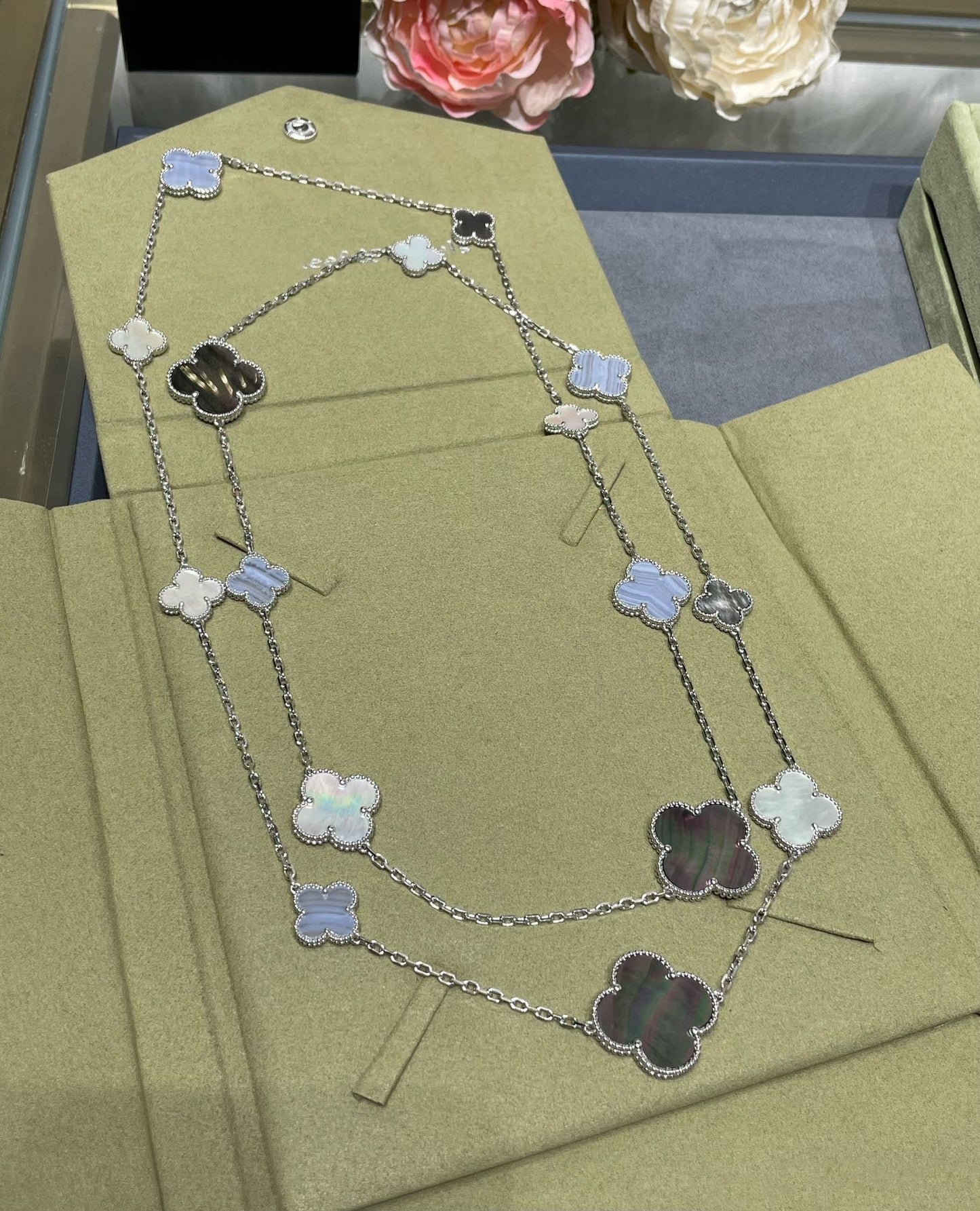 [Luna Brilliance]CLOVER 16 MOTIF CHALCEDONY MOP SILVER NECKLACE