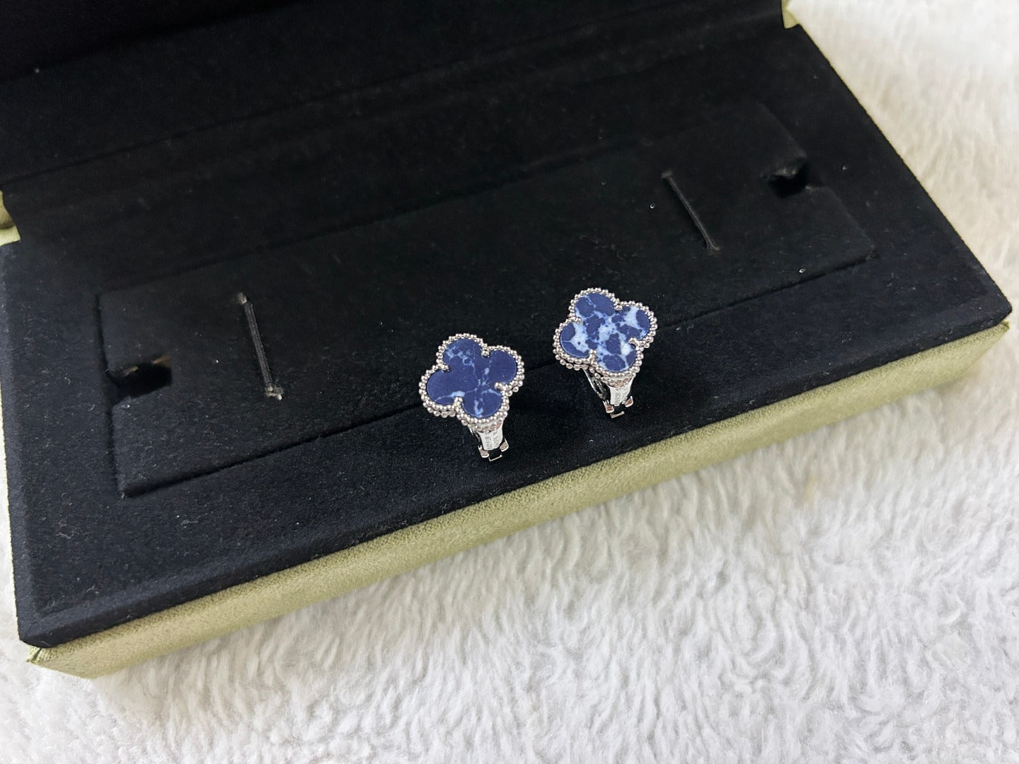 [Luna Brilliance]CLOVER PIETERSITE MEDIUM STUD EARRINGS