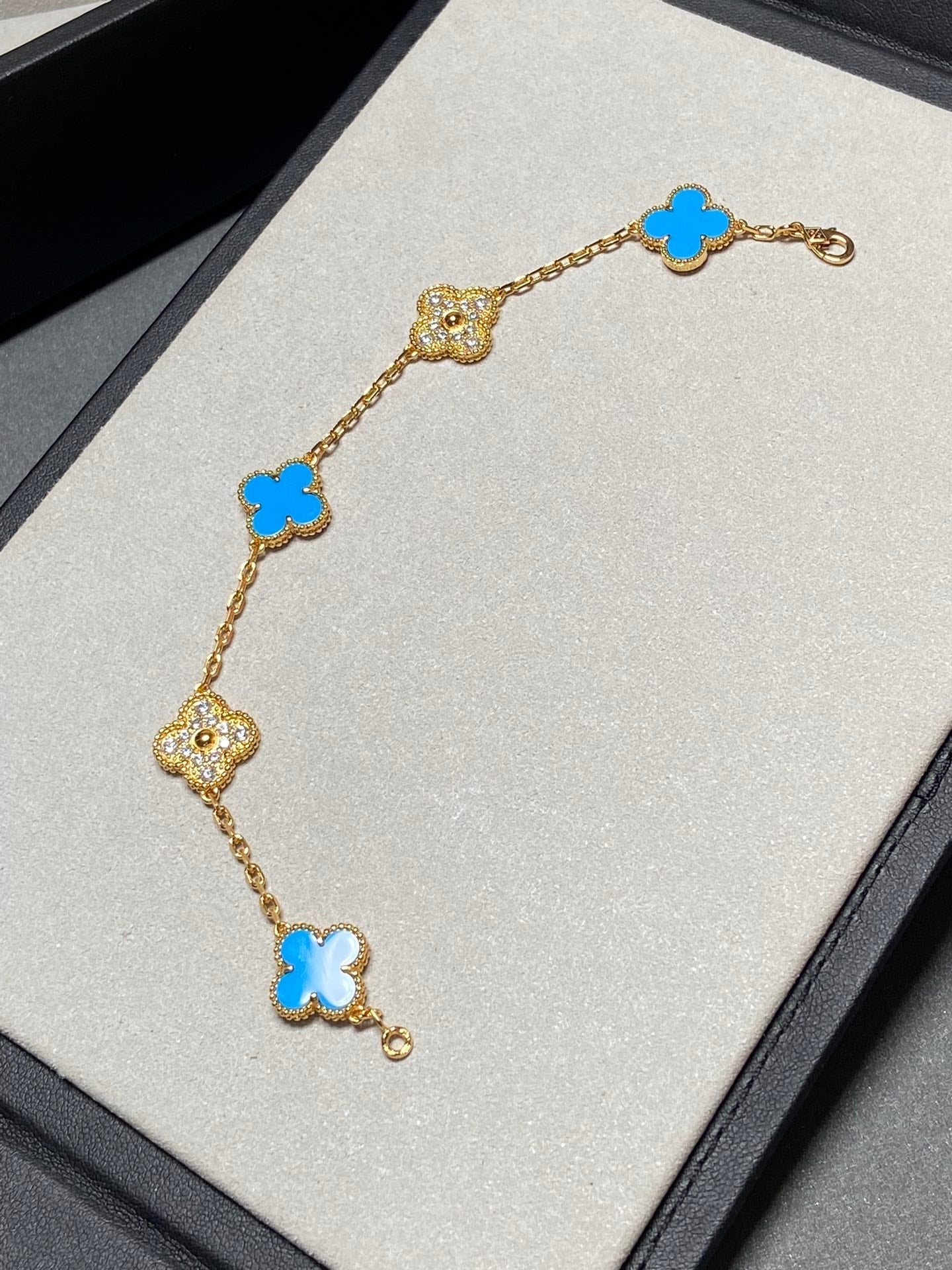 [Luna Brilliance]CLOVER 5 MOTIF BLUE CHALCEDONY DIAMOND GOLD BRACELET