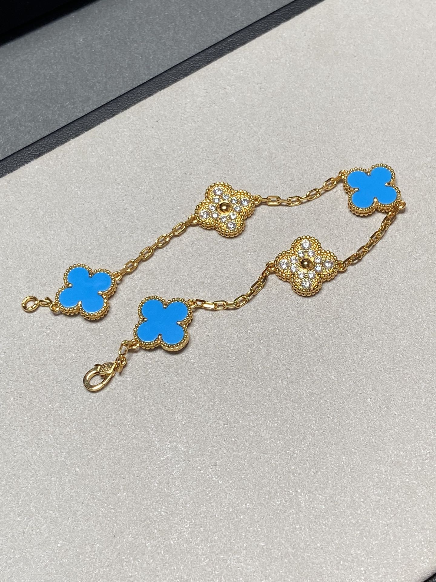 [Luna Brilliance]CLOVER 5 MOTIF BLUE CHALCEDONY DIAMOND GOLD BRACELET