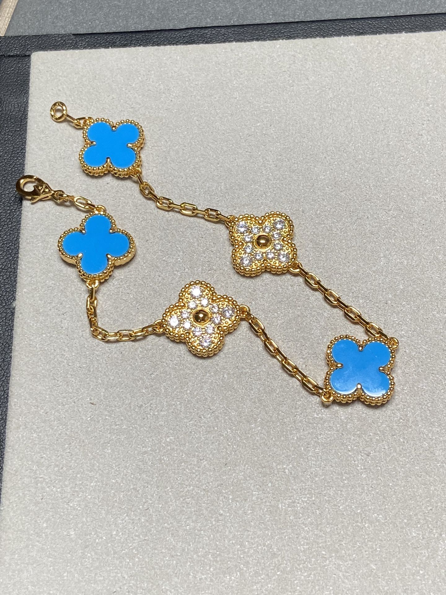 [Luna Brilliance]CLOVER 5 MOTIF BLUE CHALCEDONY DIAMOND GOLD BRACELET
