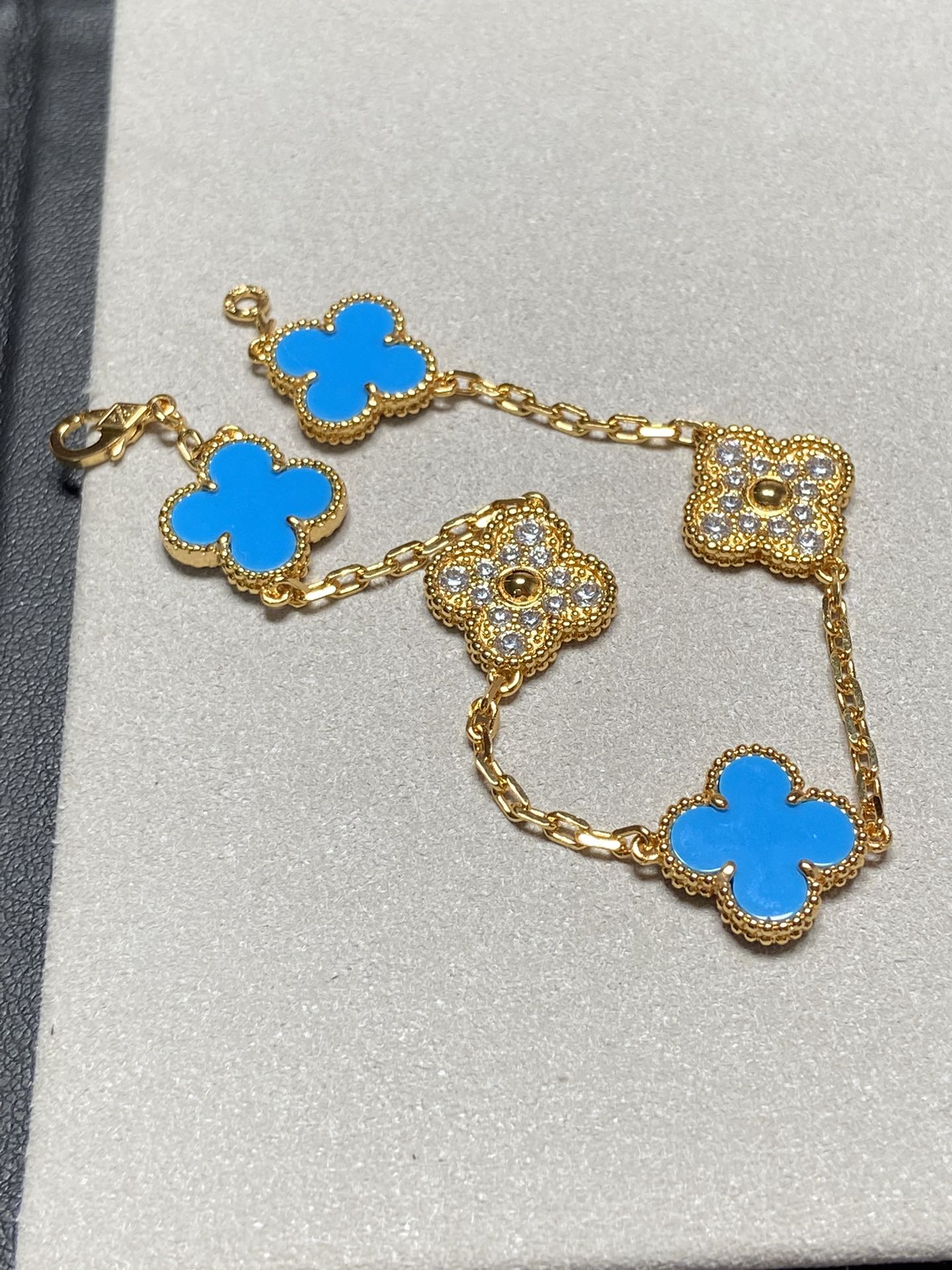 [Luna Brilliance]CLOVER 5 MOTIF BLUE CHALCEDONY DIAMOND GOLD BRACELET