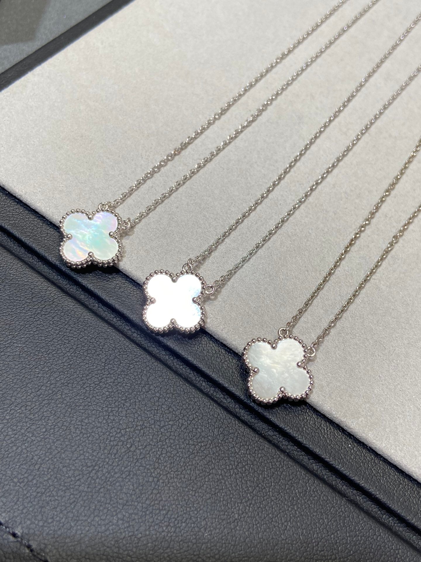 [Luna Brilliance]CLOVER MEDIUM SILVER WHITE MOP NECKLACE