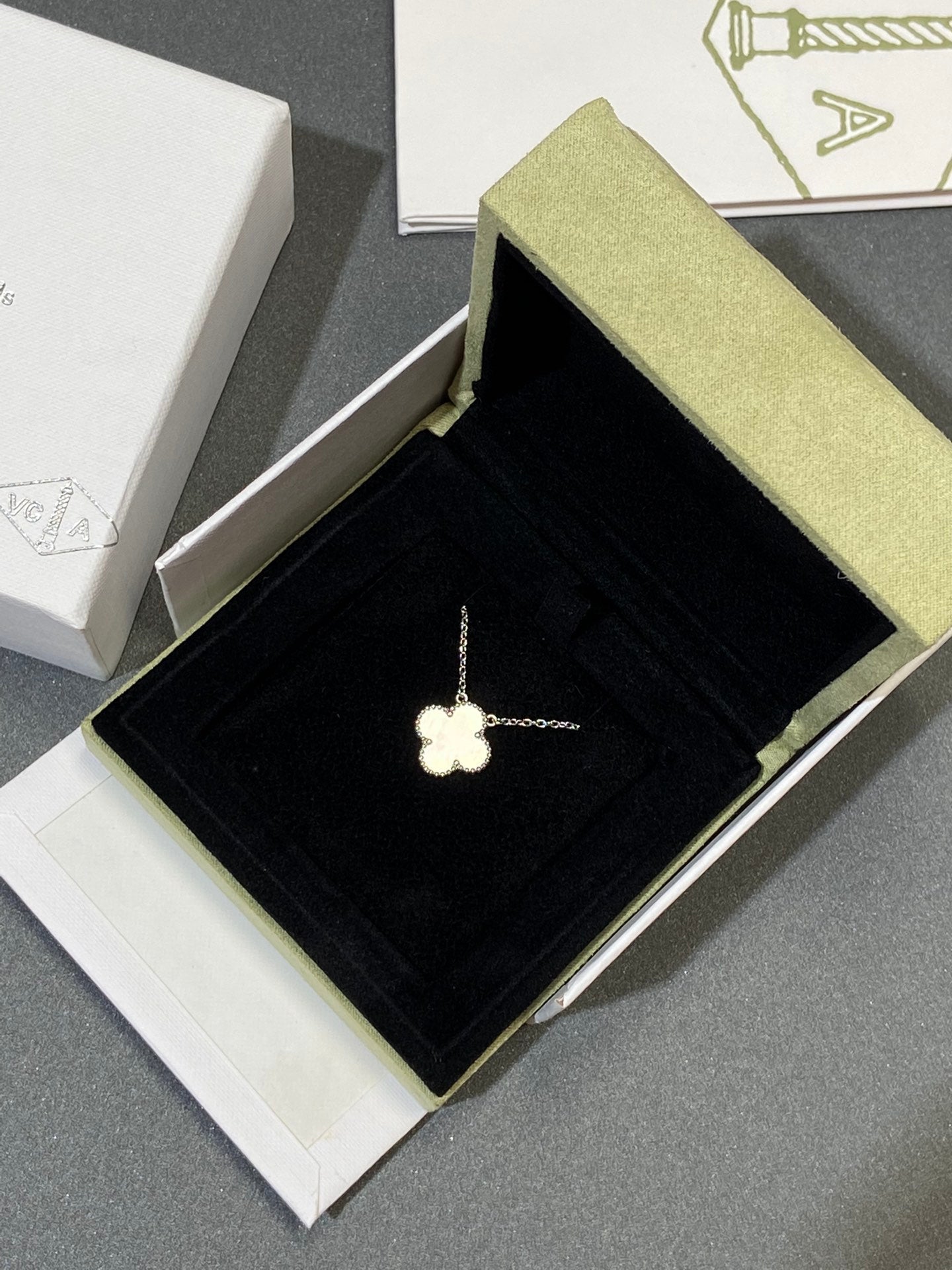 [Luna Brilliance]CLOVER MEDIUM SILVER WHITE MOP NECKLACE