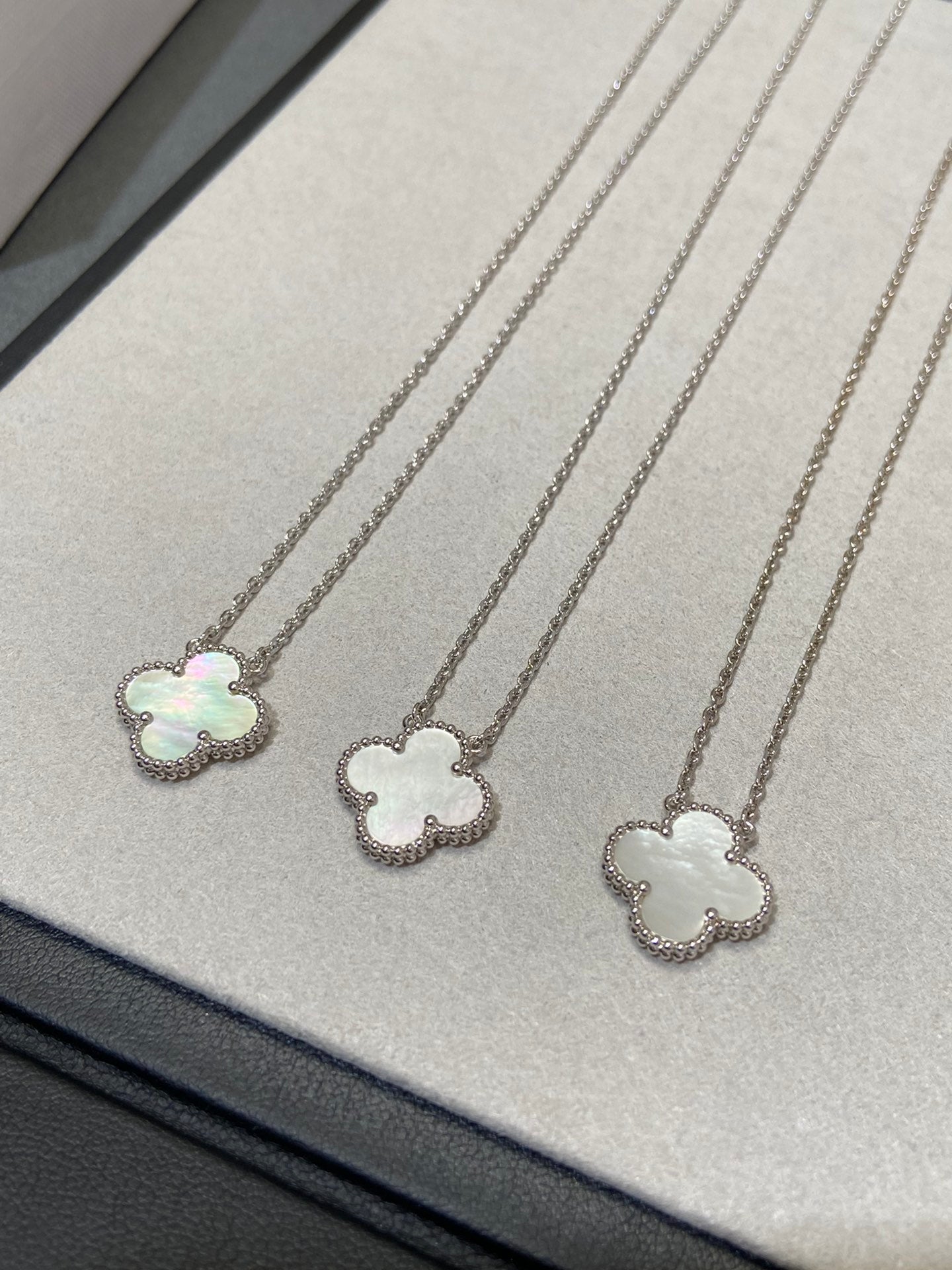 [Luna Brilliance]CLOVER MEDIUM SILVER WHITE MOP NECKLACE