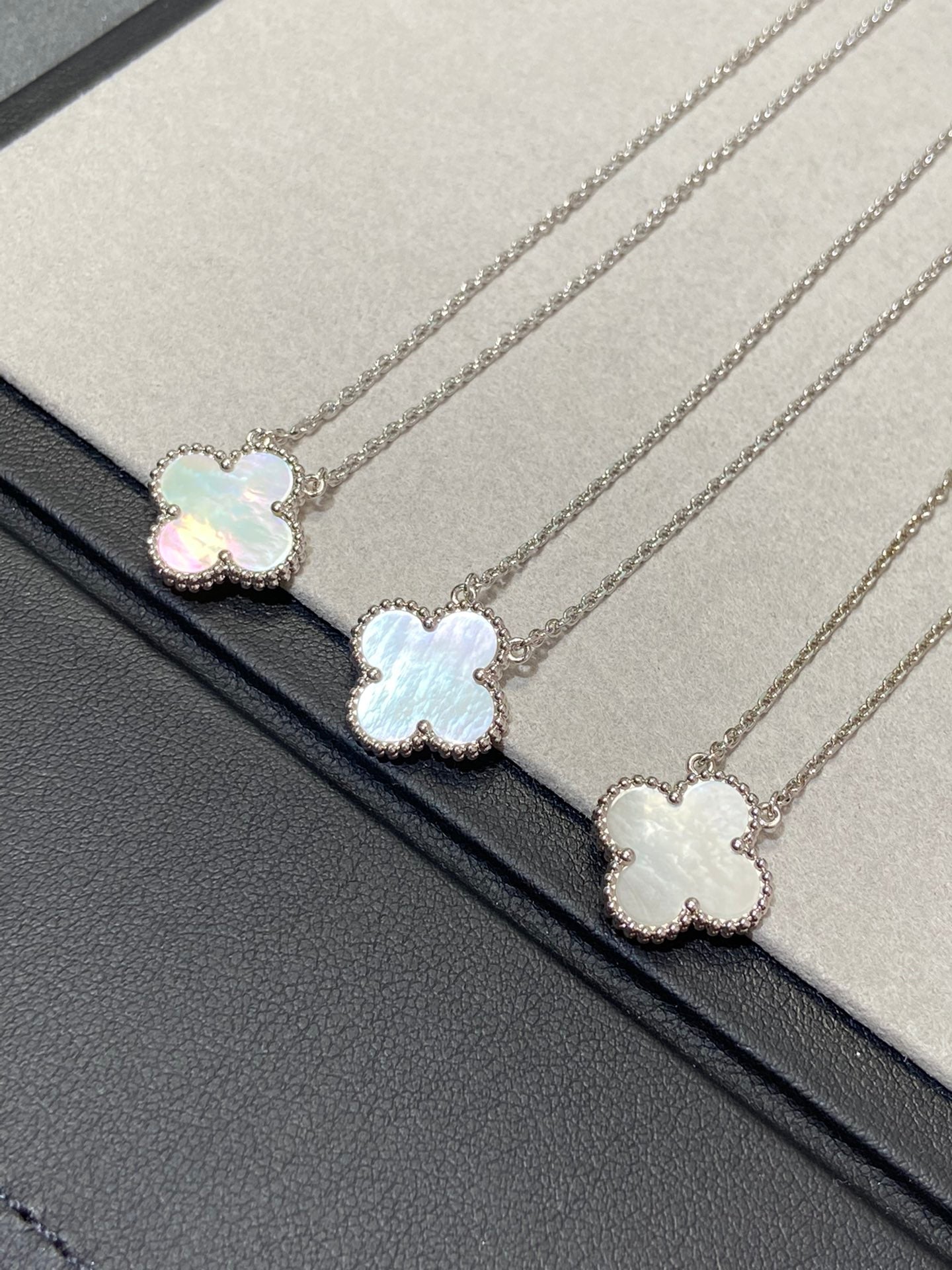 [Luna Brilliance]CLOVER MEDIUM SILVER WHITE MOP NECKLACE