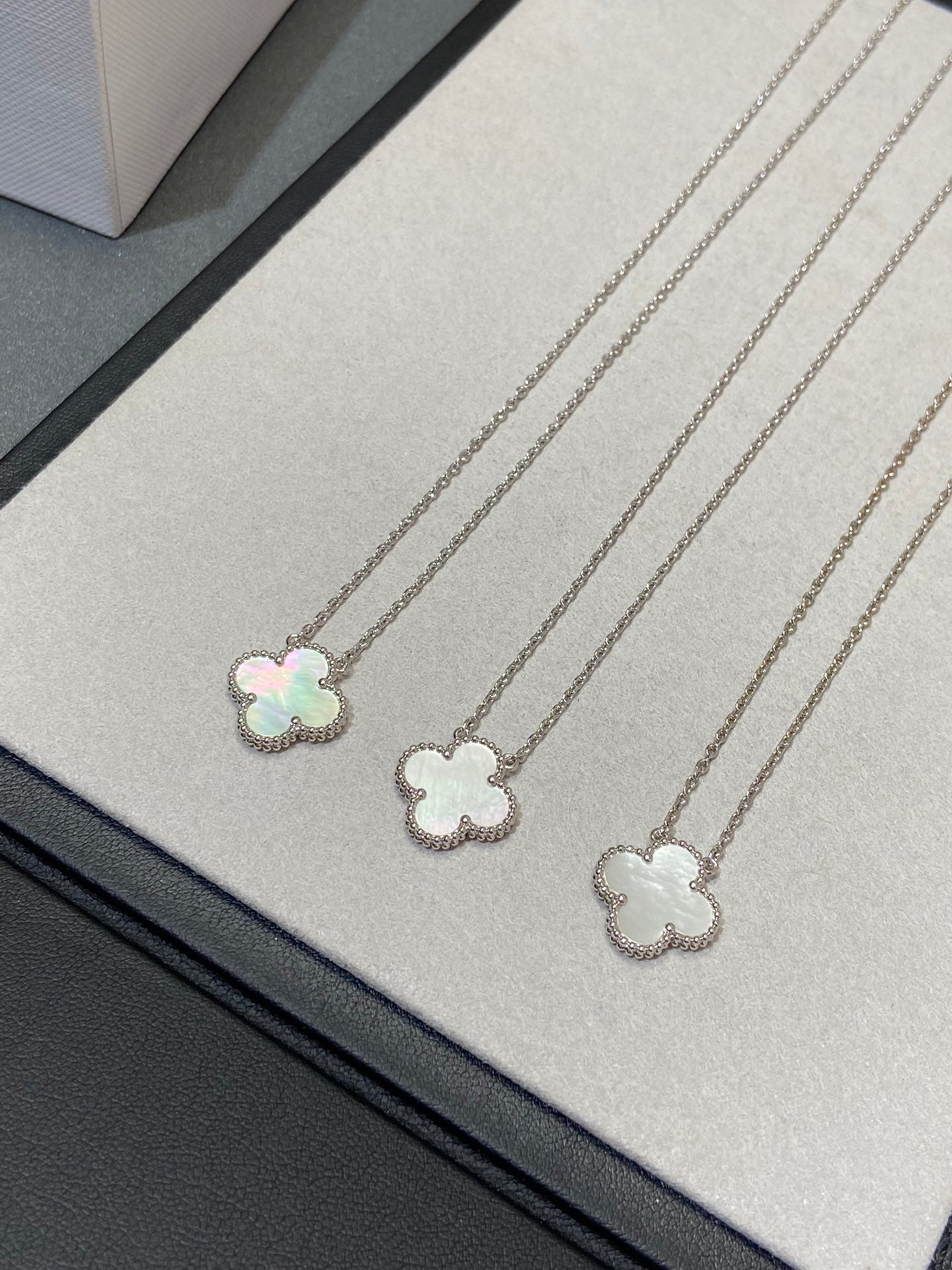 [Luna Brilliance]CLOVER MEDIUM SILVER WHITE MOP NECKLACE