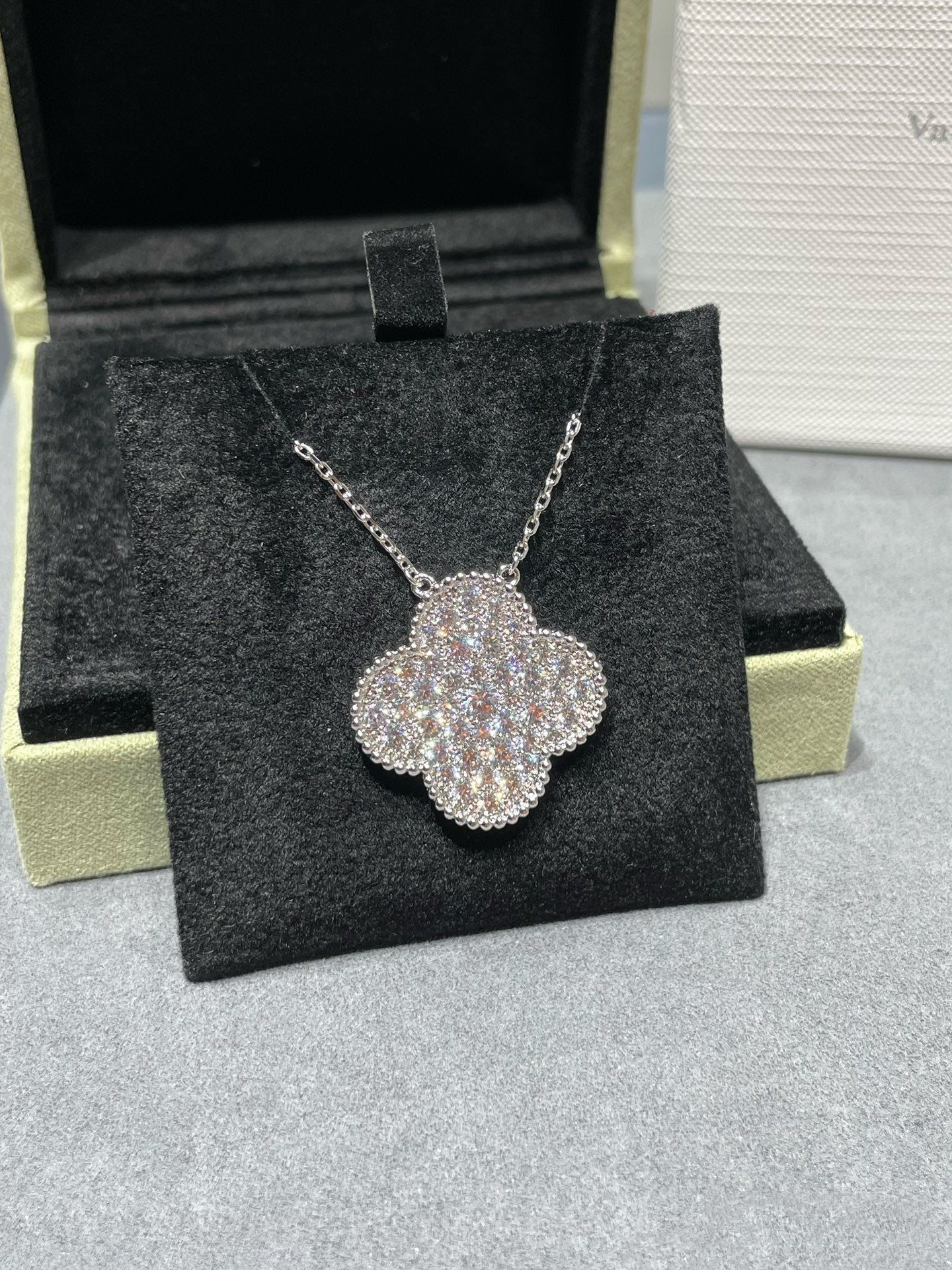 [Luna Brilliance]CLOVER 25MM LARGE PENDANT DIAMOND PAVED SILVER NECKLACE