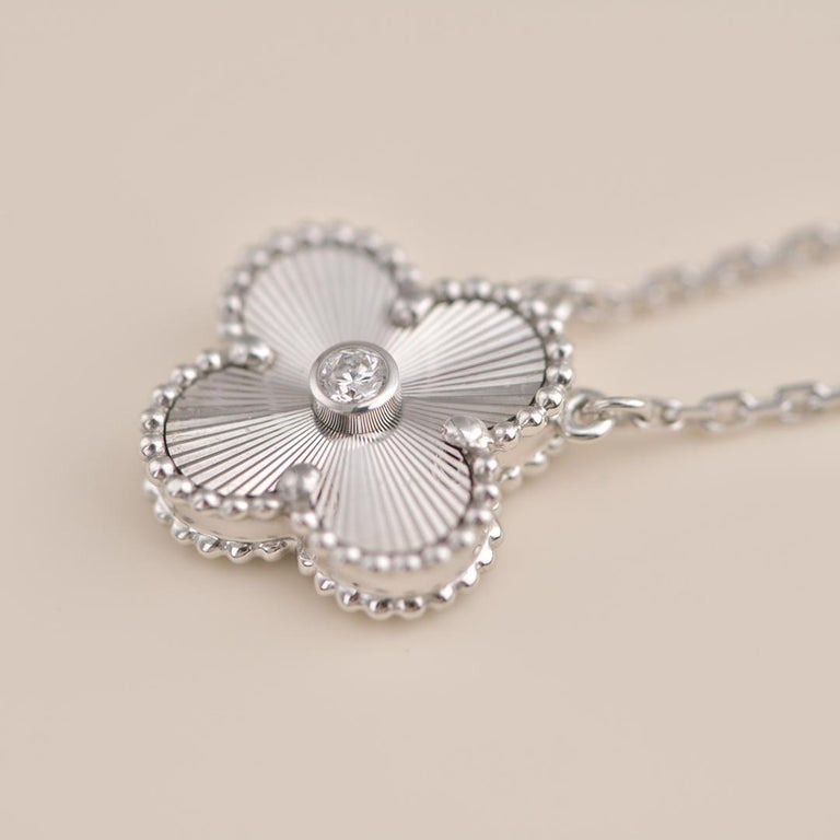 [Luna Brilliance]CLOVER  15MM DIAMOND LASER NECKLACE SILVER