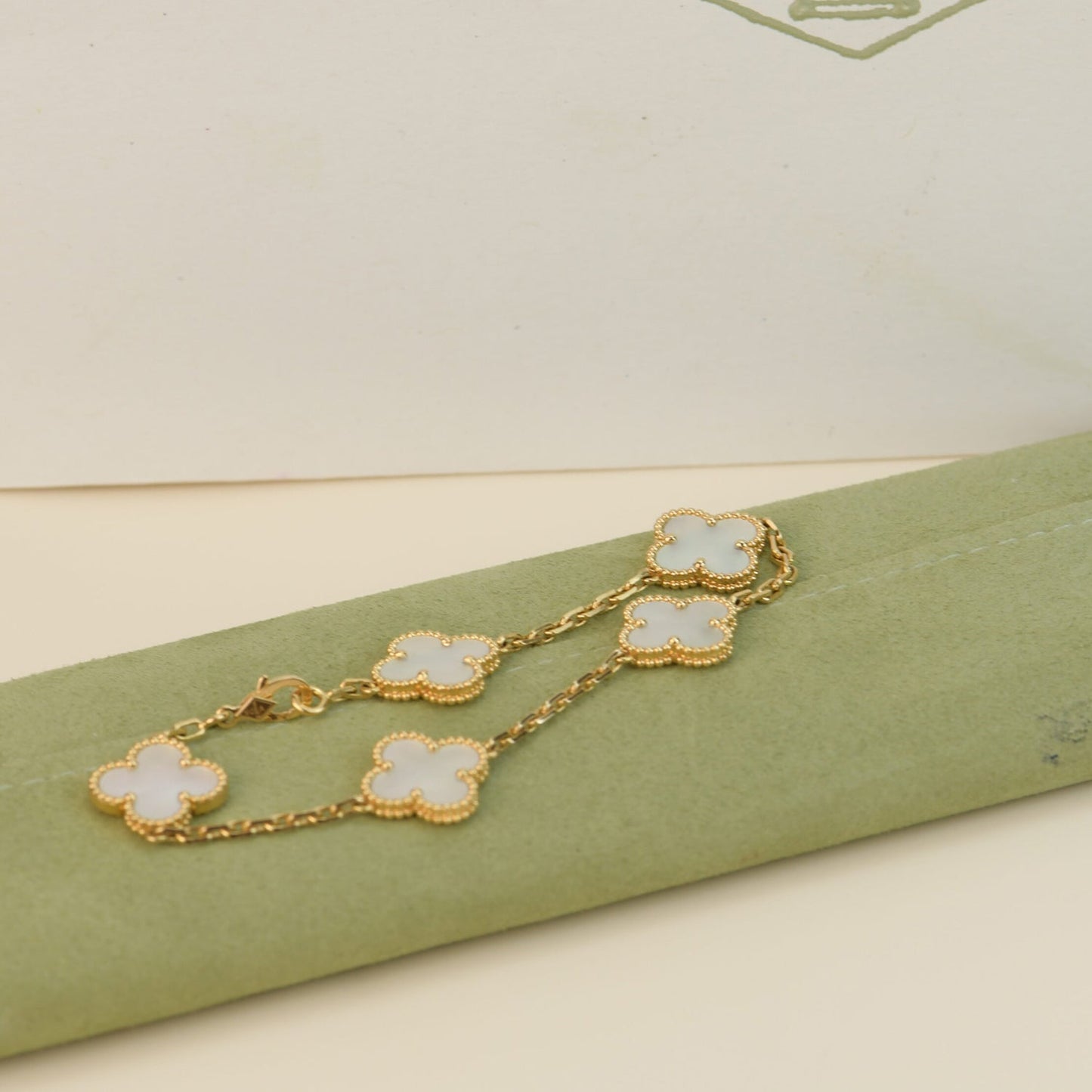 [Luna Brilliance]CLOVER  5 MOTIF WHITE MOP BRACELET