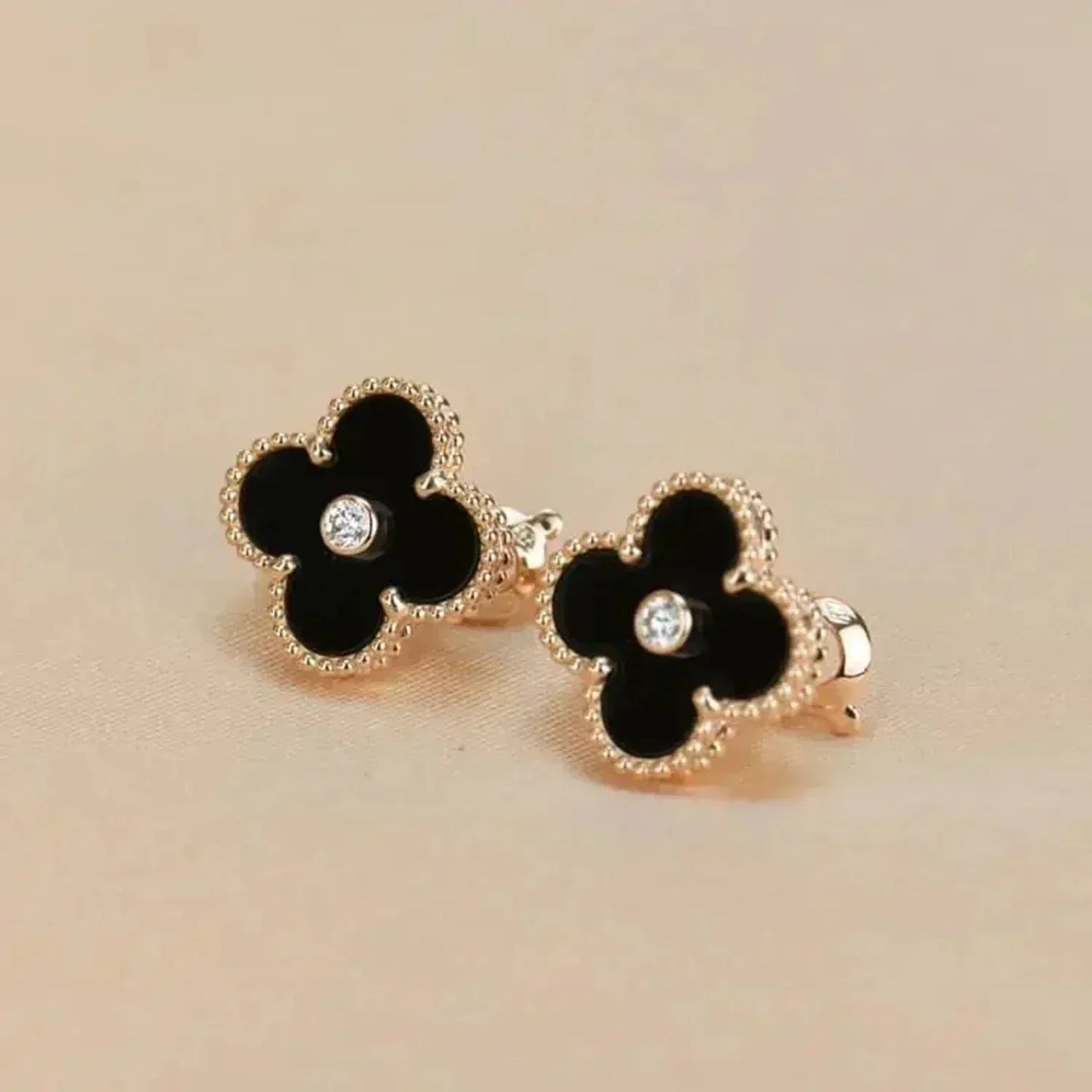 [Luna Brilliance]CLOVER MEDIUM 1 MOTIFS ONYX DIAMOND EARRINGS