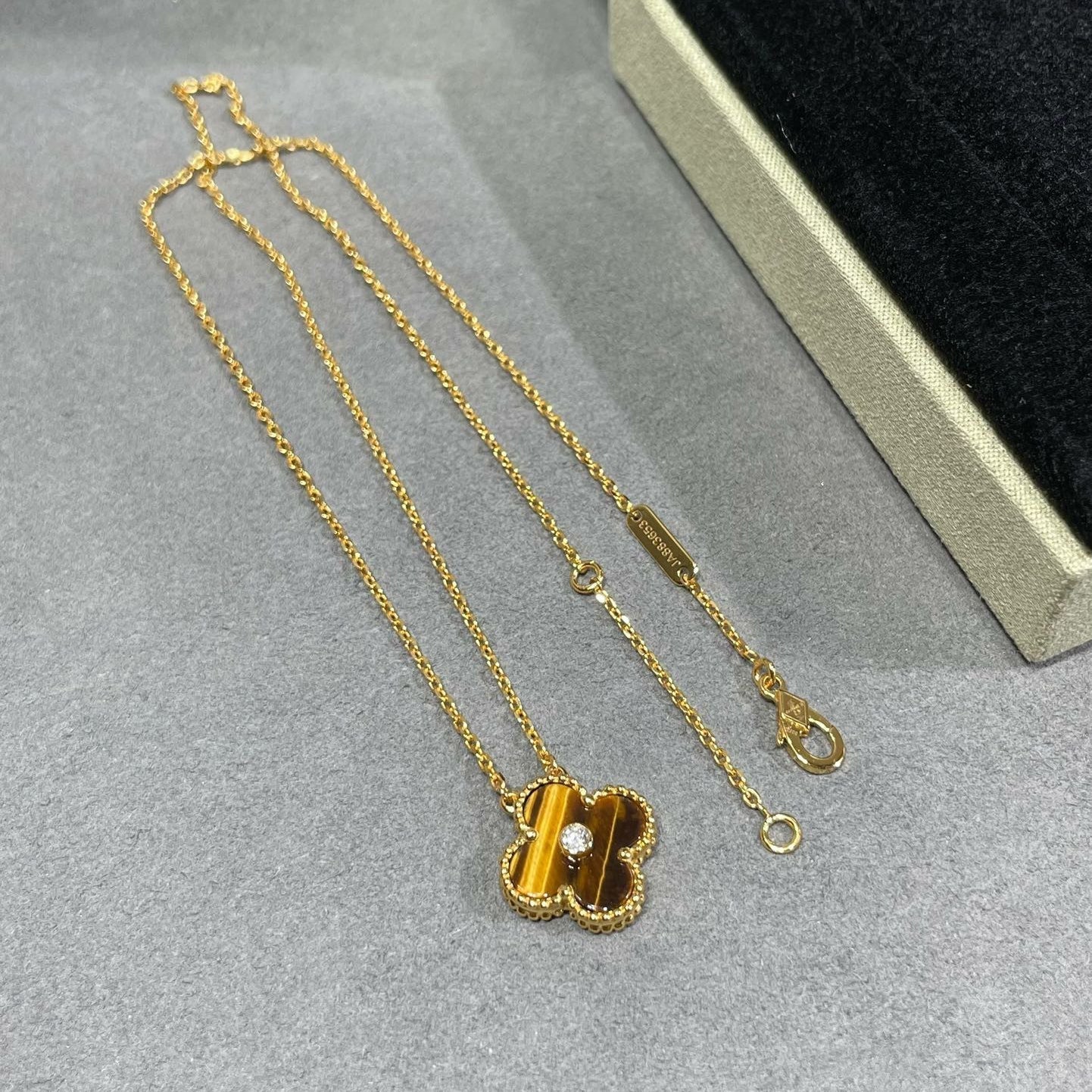 [Luna Brilliance]CLOVER 15MM DIAMOND AND YELLOW TIGER'S EYE AGATE necklace