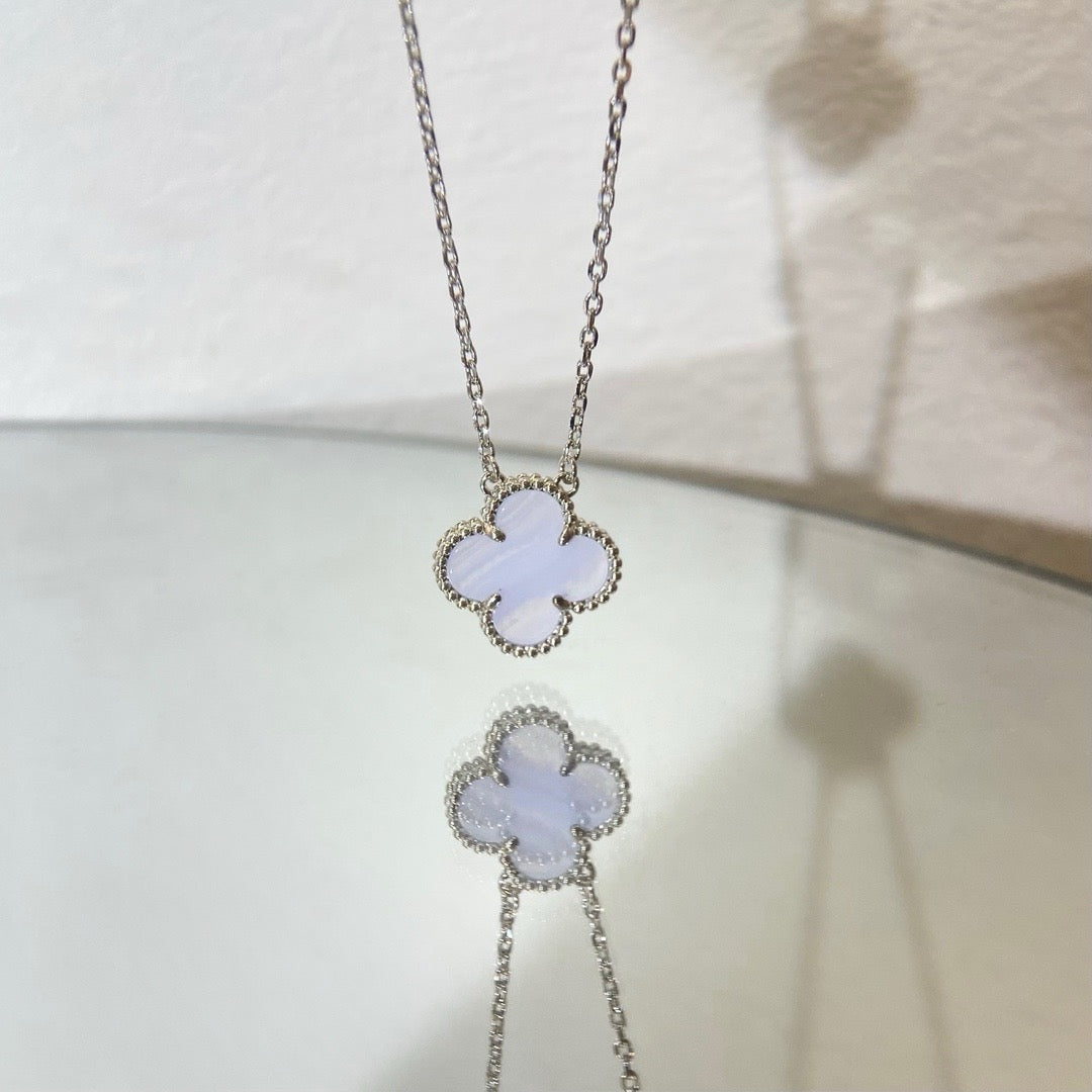 [Luna Brilliance]CLOVER 15MM BLUE CHALCEDONY NECKLACE SILVER